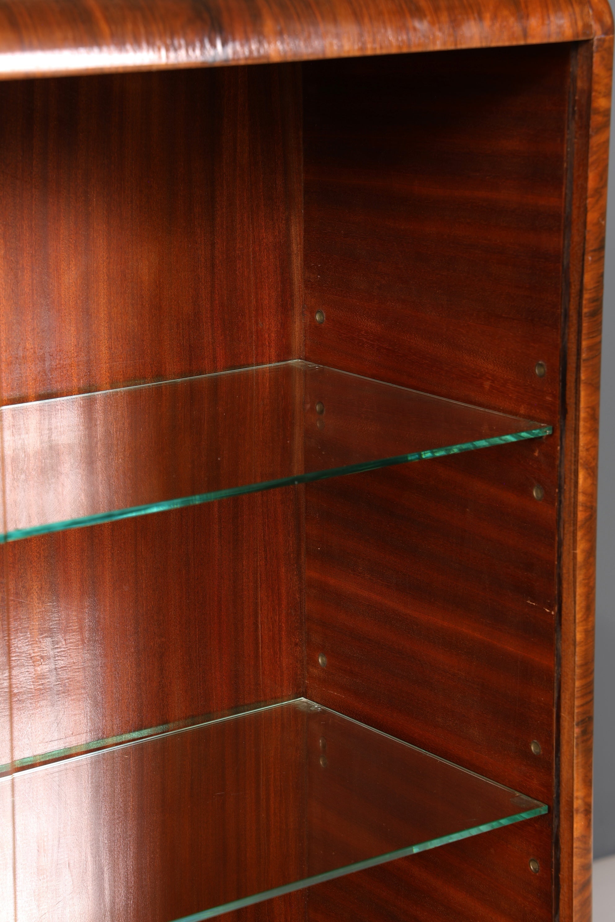 Edle Art Deco Vitrine Nussbaum Vitrine massiv Holz Antik Schrank Regal Vitrinenschrank