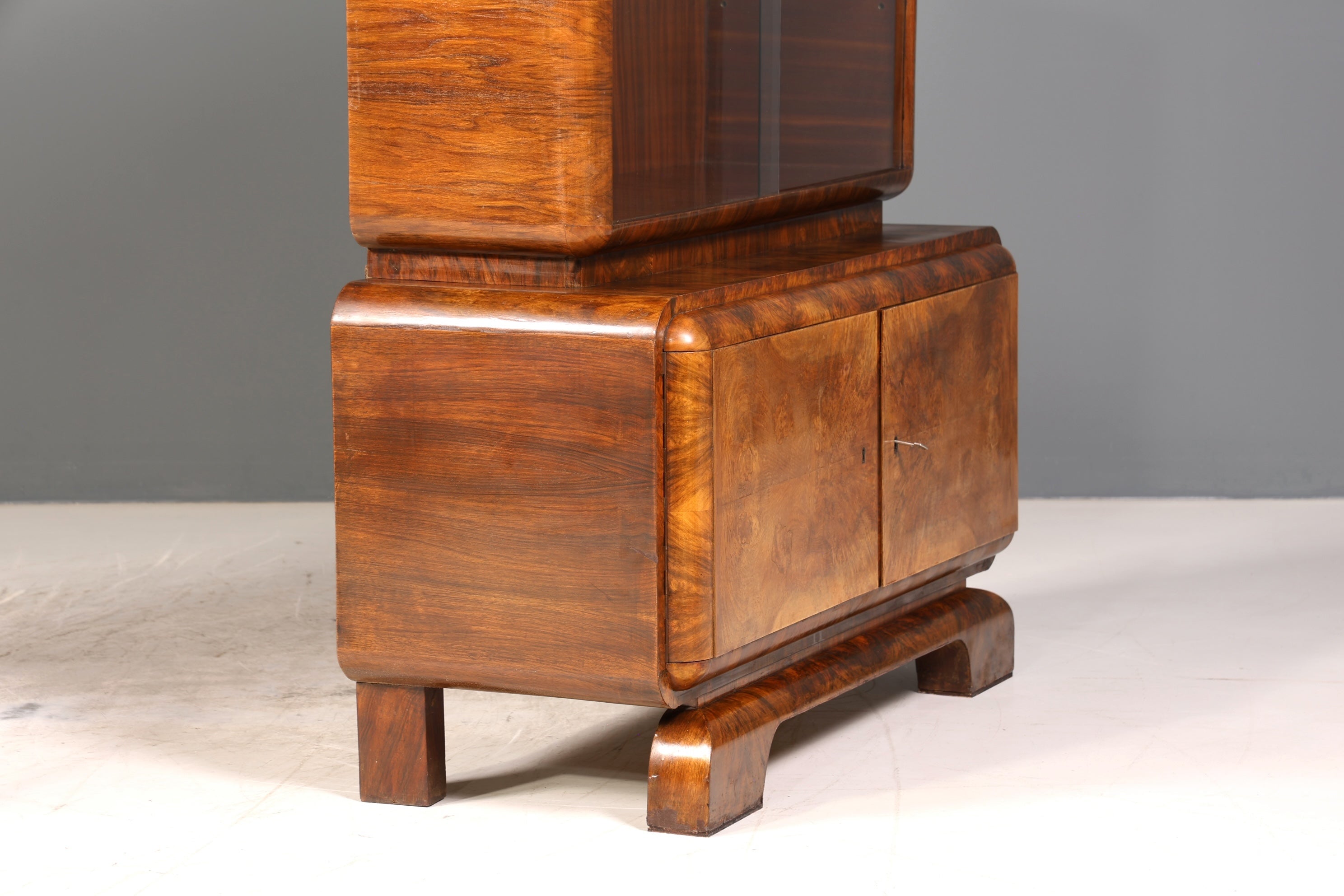 Edle Art Deco Vitrine Nussbaum Vitrine massiv Holz Antik Schrank Regal Vitrinenschrank