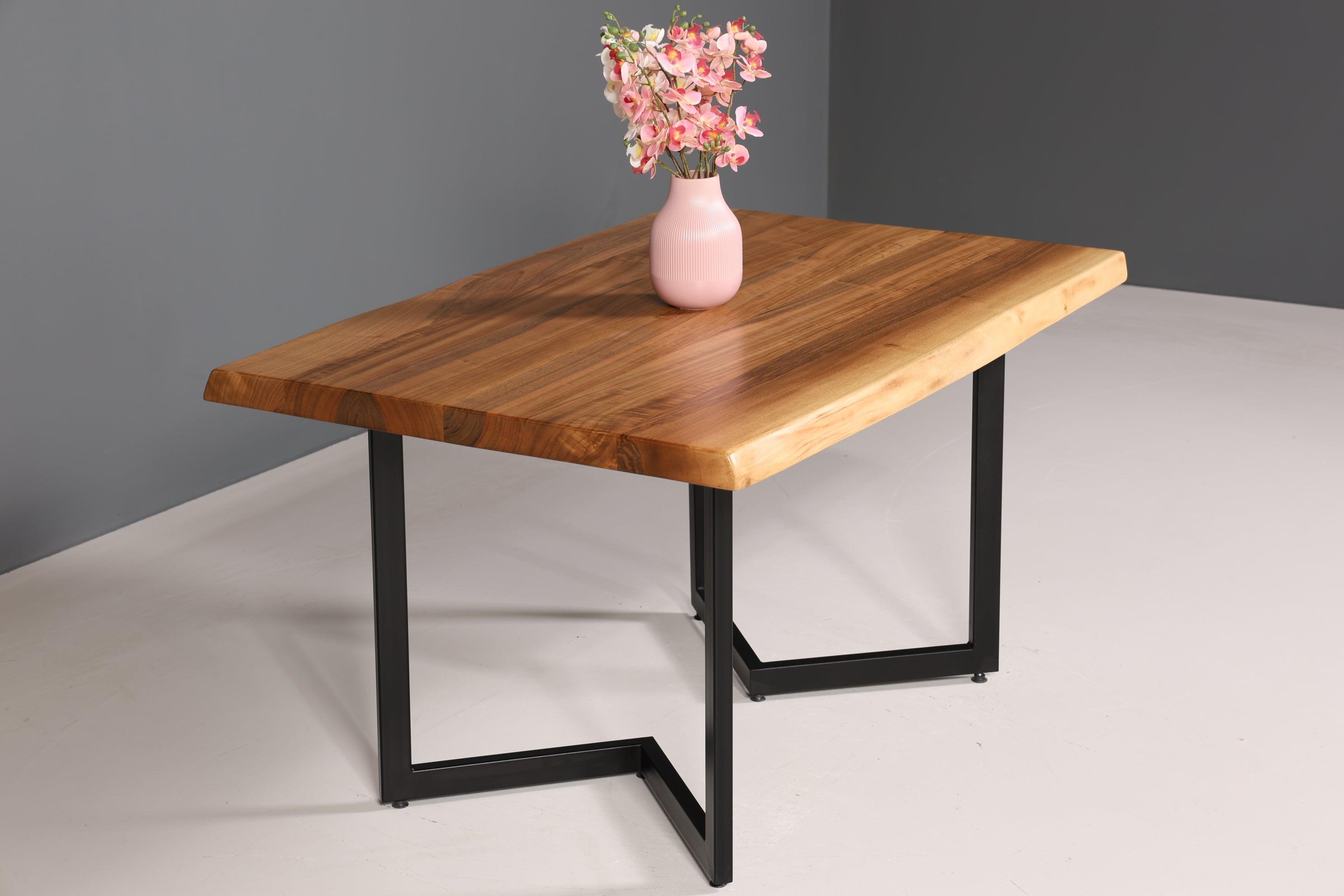 Stilvoller Nussbaum Tisch 140-90cm Esszimmer Tisch Baumkanten Platte massiv Holz Küchentisch