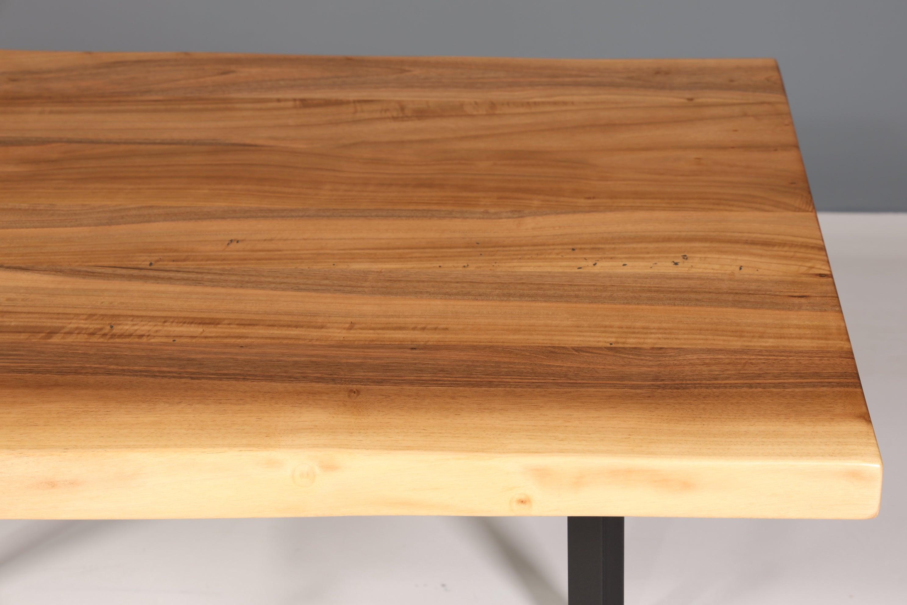 Stilvoller Nussbaum Tisch 140-90cm Esszimmer Tisch Baumkanten Platte massiv Holz Küchentisch
