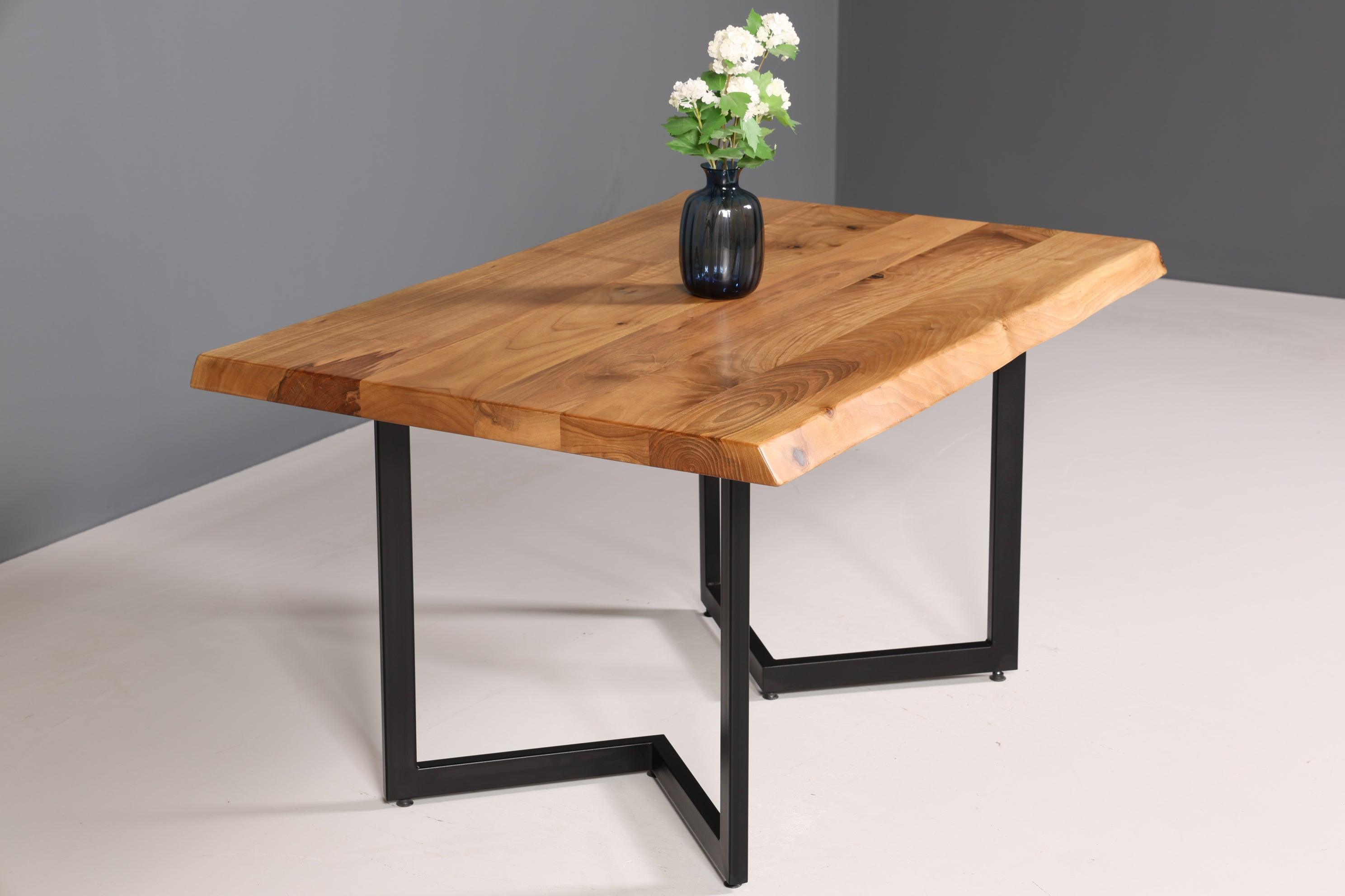 Stilvoller Nussbaum Tisch 140cm-90cm Esszimmer Tisch Baumkanten Platte massiv Holz Küchentisch