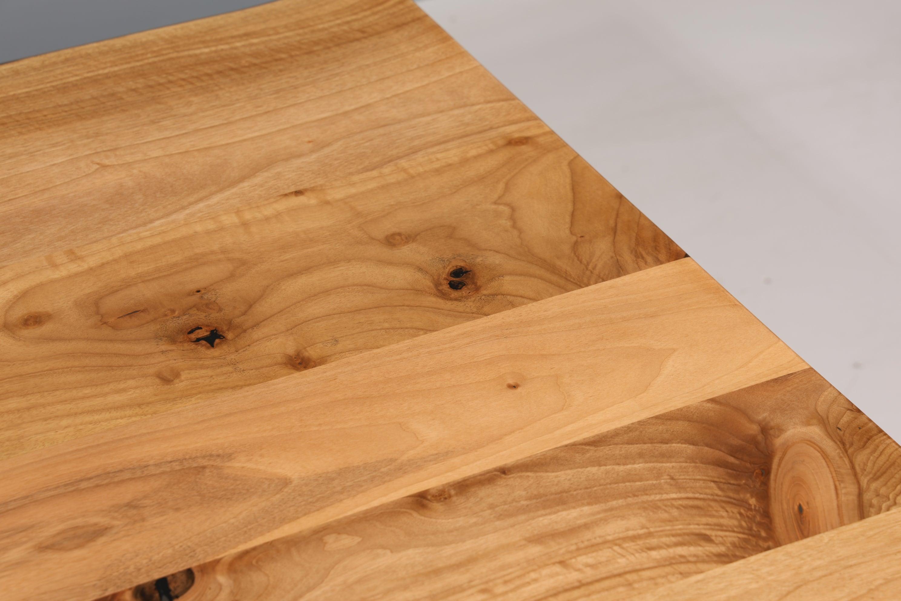Stilvoller Nussbaum Tisch 140cm-90cm Esszimmer Tisch Baumkanten Platte massiv Holz Küchentisch