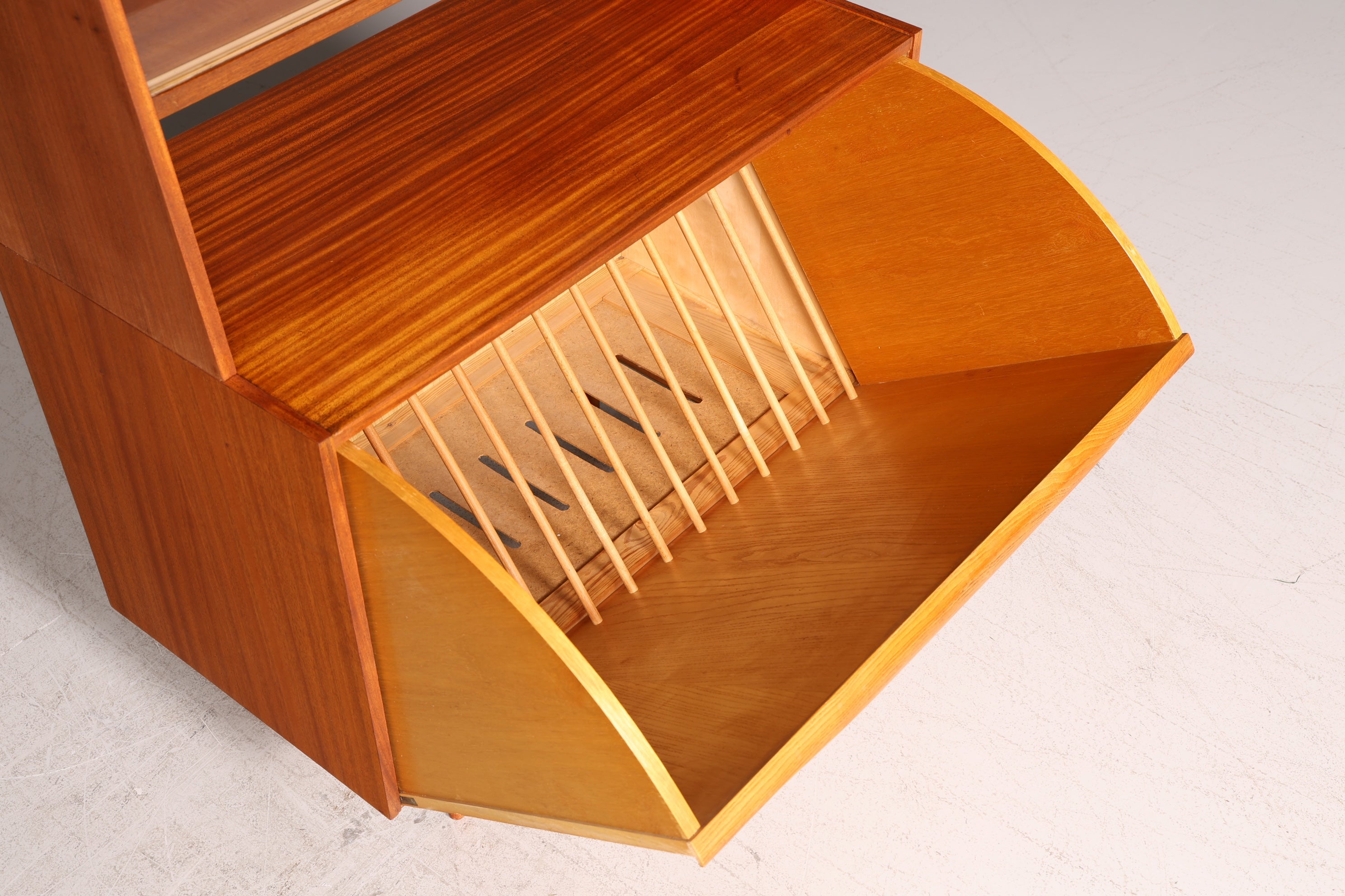 Wunderschönes Mid Century Regal Bücherregal Vintage Highboard Schrank Klapprschrank Holz 60s
