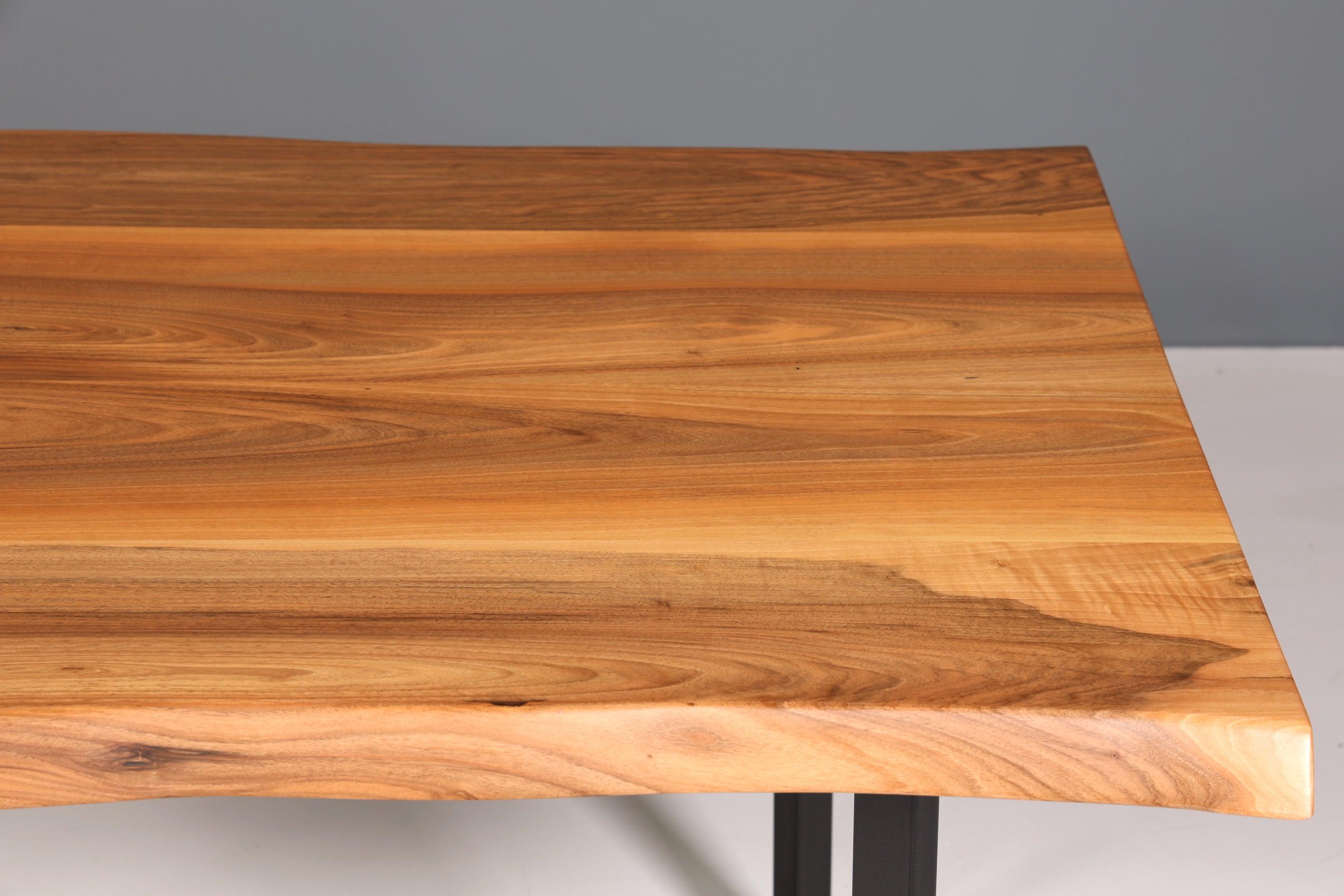Beeindruckender Nussbaum Tisch 180cm-95cm Esszimmer Tisch Baumkanten Platte massiv Holz Küchentisch