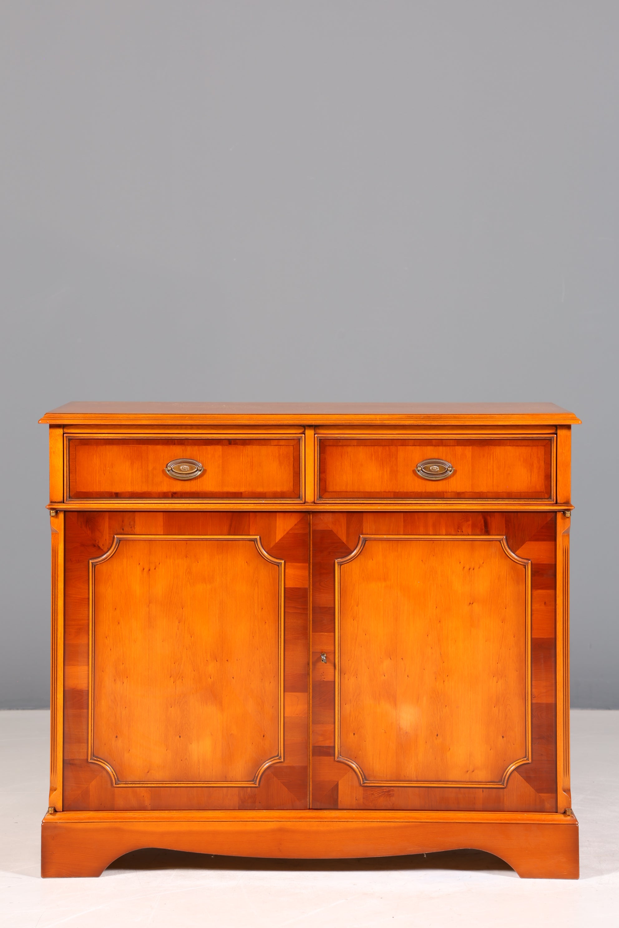 Traumhafter Original Heldense Schrank Englische Eibe Sideboard echt Holz Antik 60s