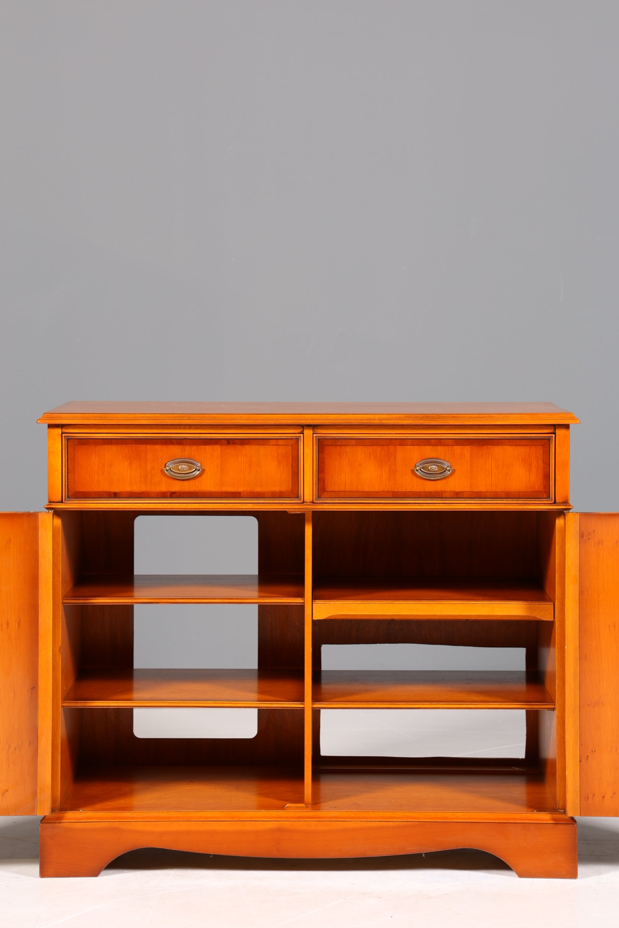 Traumhafter Original Heldense Schrank Englische Eibe Sideboard echt Holz Antik 60s
