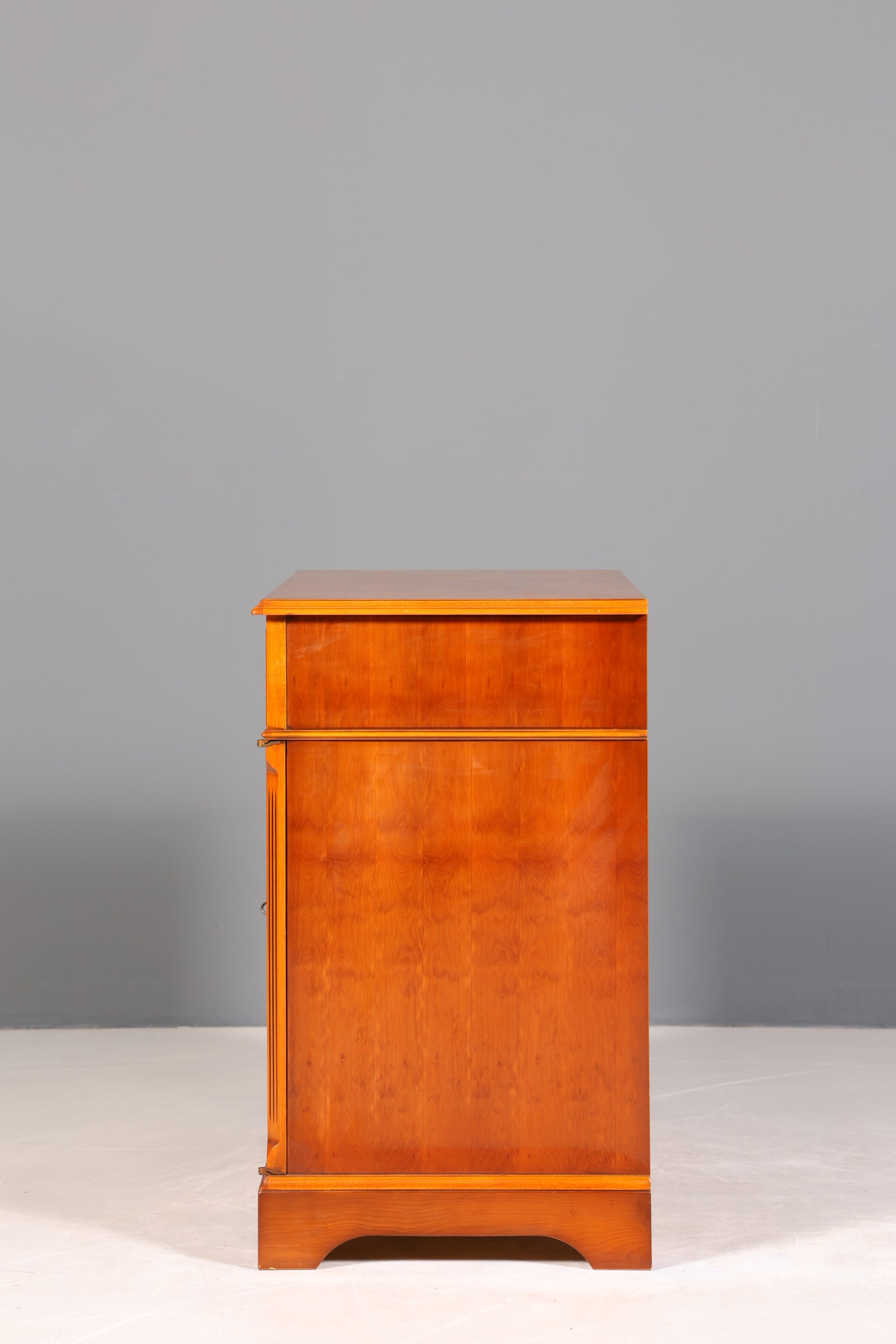 Traumhafter Original Heldense Schrank Englische Eibe Sideboard echt Holz Antik 60s