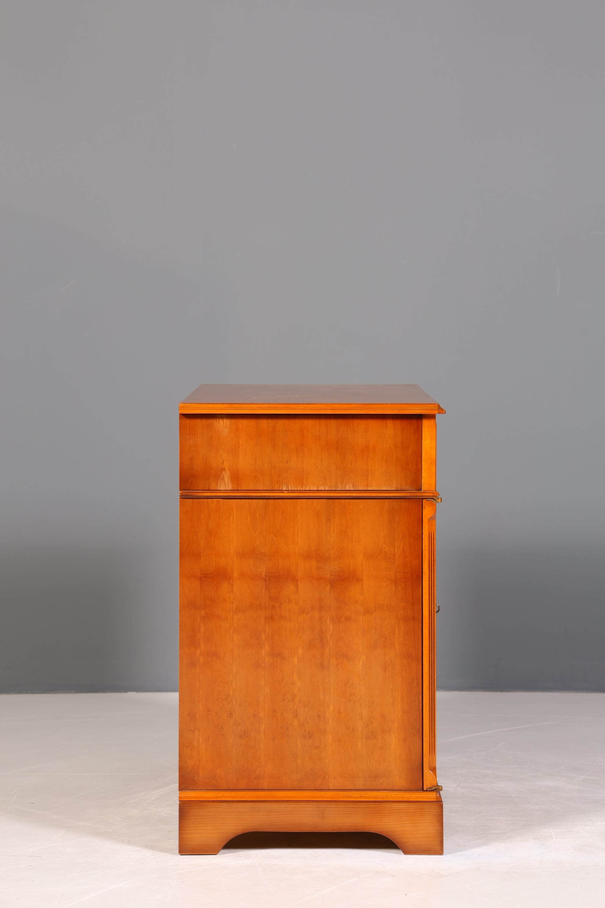 Traumhafter Original Heldense Schrank Englische Eibe Sideboard echt Holz Antik 60s