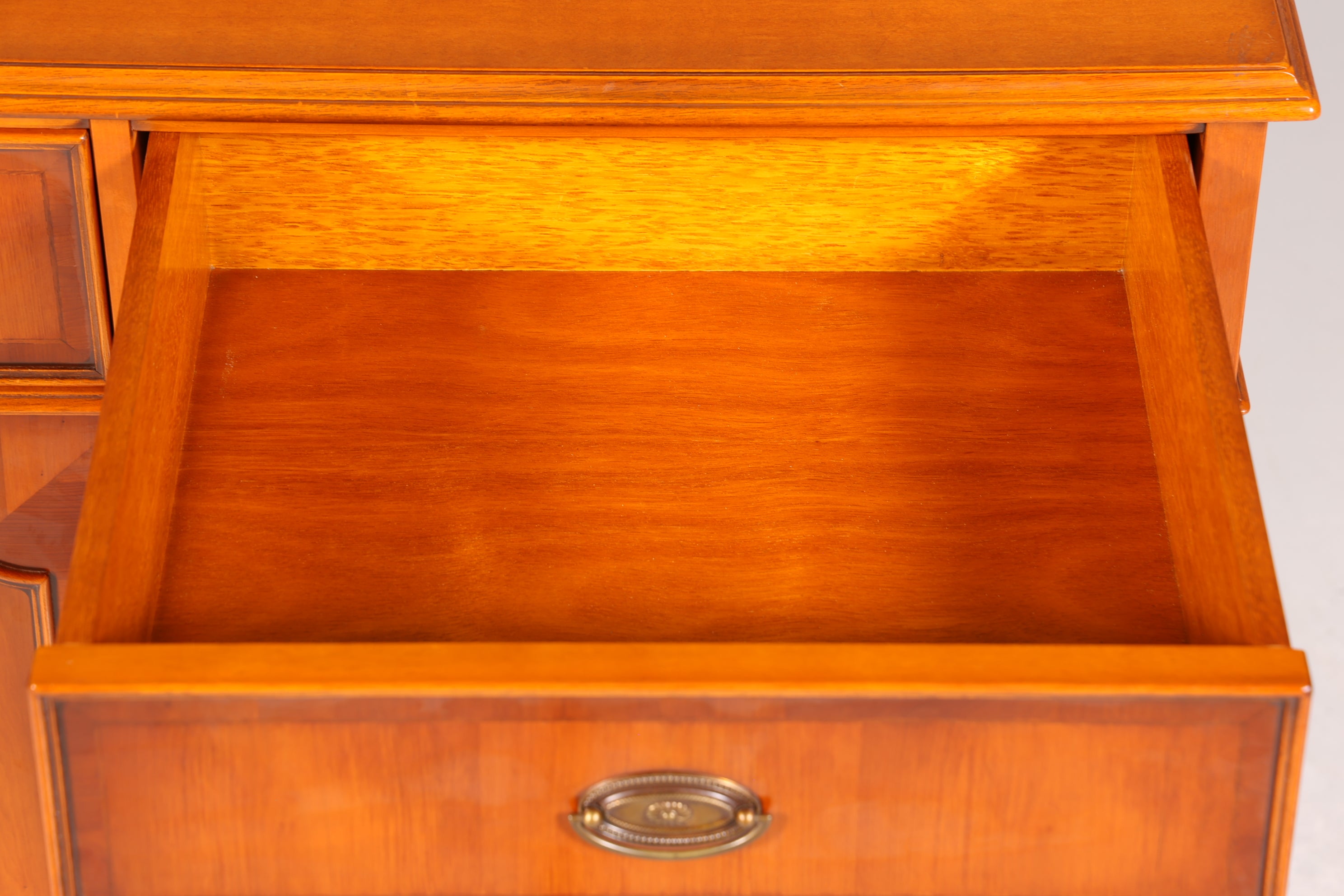 Traumhafter Original Heldense Schrank Englische Eibe Sideboard echt Holz Antik 60s