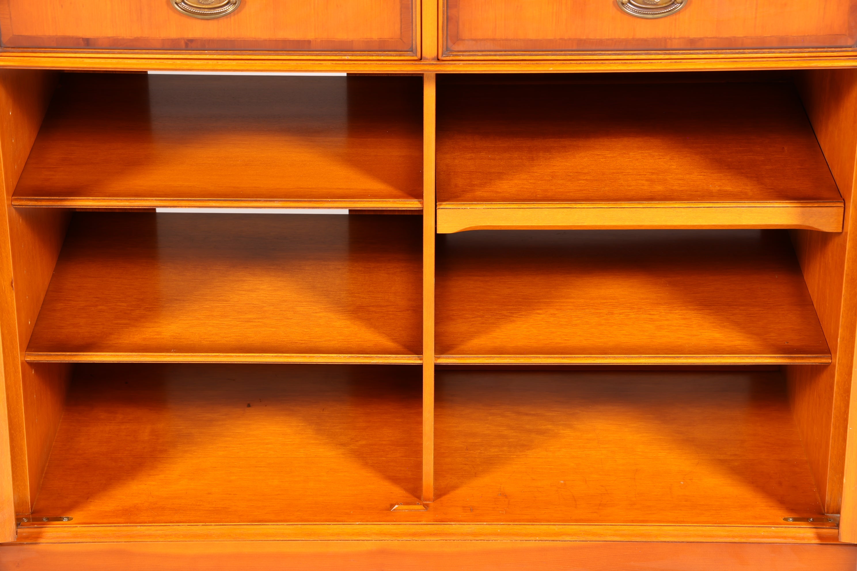 Traumhafter Original Heldense Schrank Englische Eibe Sideboard echt Holz Antik 60s