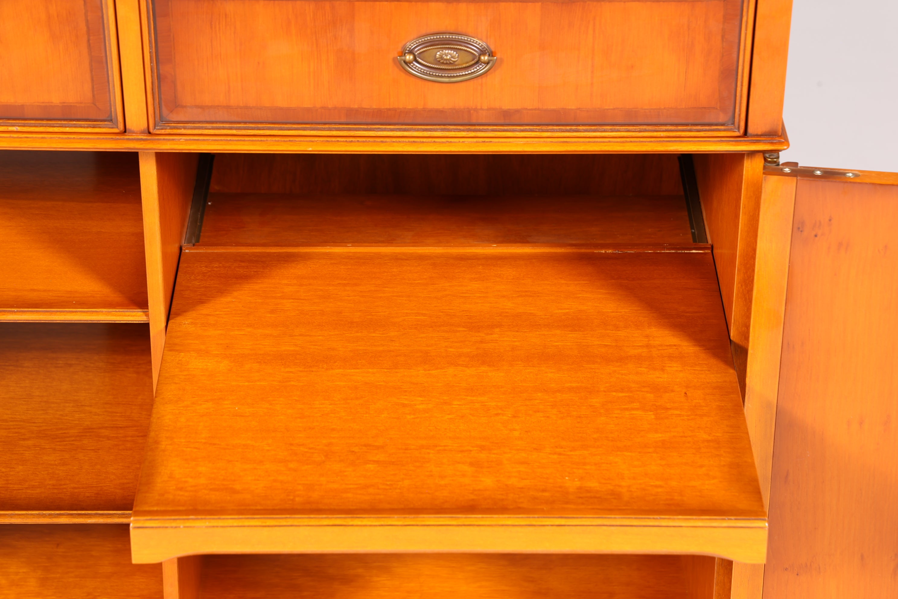 Traumhafter Original Heldense Schrank Englische Eibe Sideboard echt Holz Antik 60s