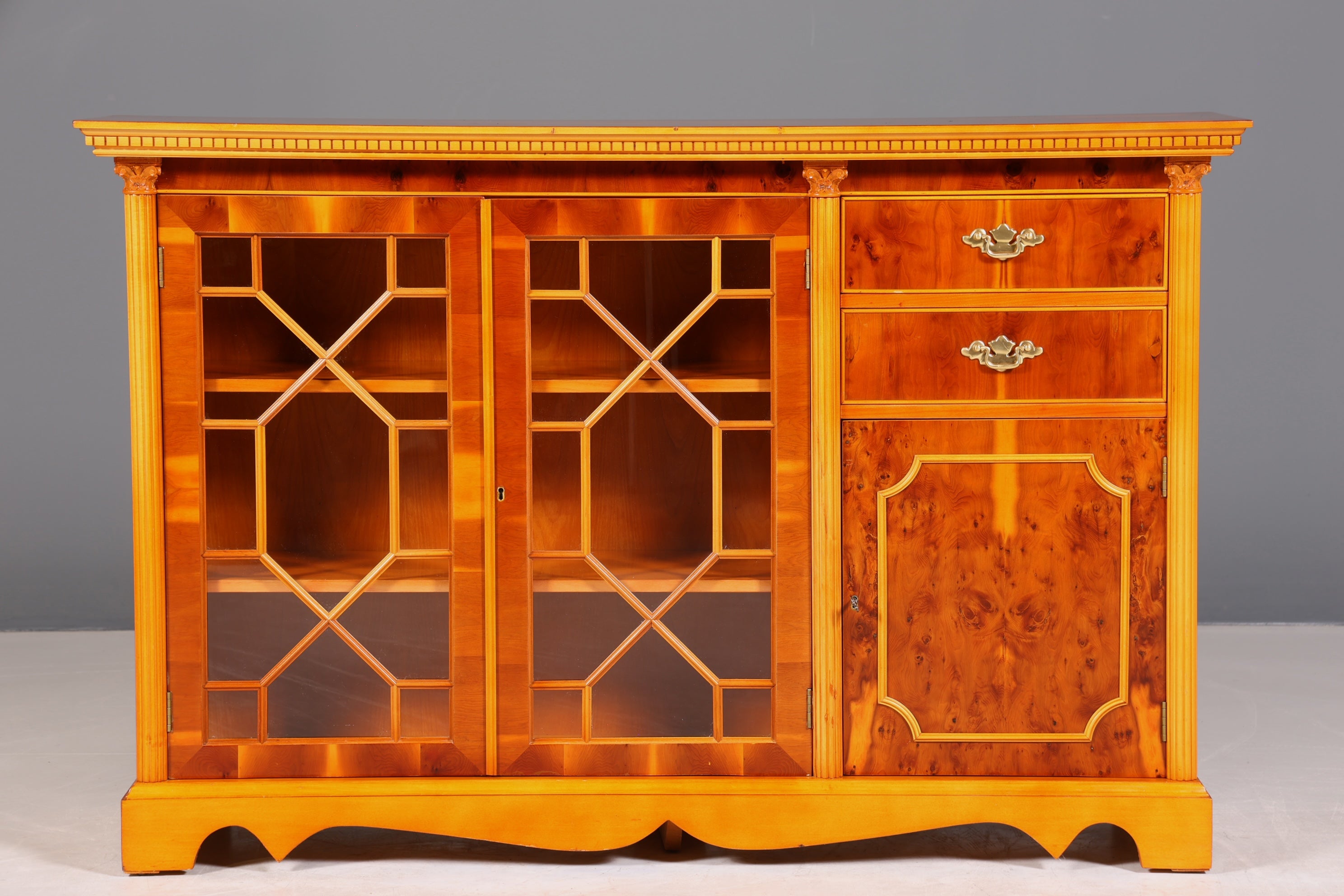 Wunderschönes Englisches Sideboard echt Holz Eibe Vitrine Antik Regal Schrank