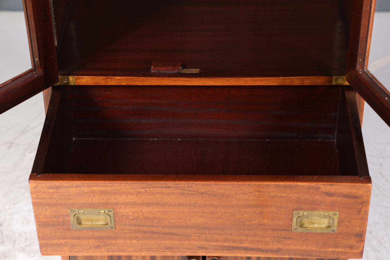 Wunderschöne Englische Vitrine Maritime Bibliothek Schrank echt Holz Geschirrschrank Regal 2 von 3