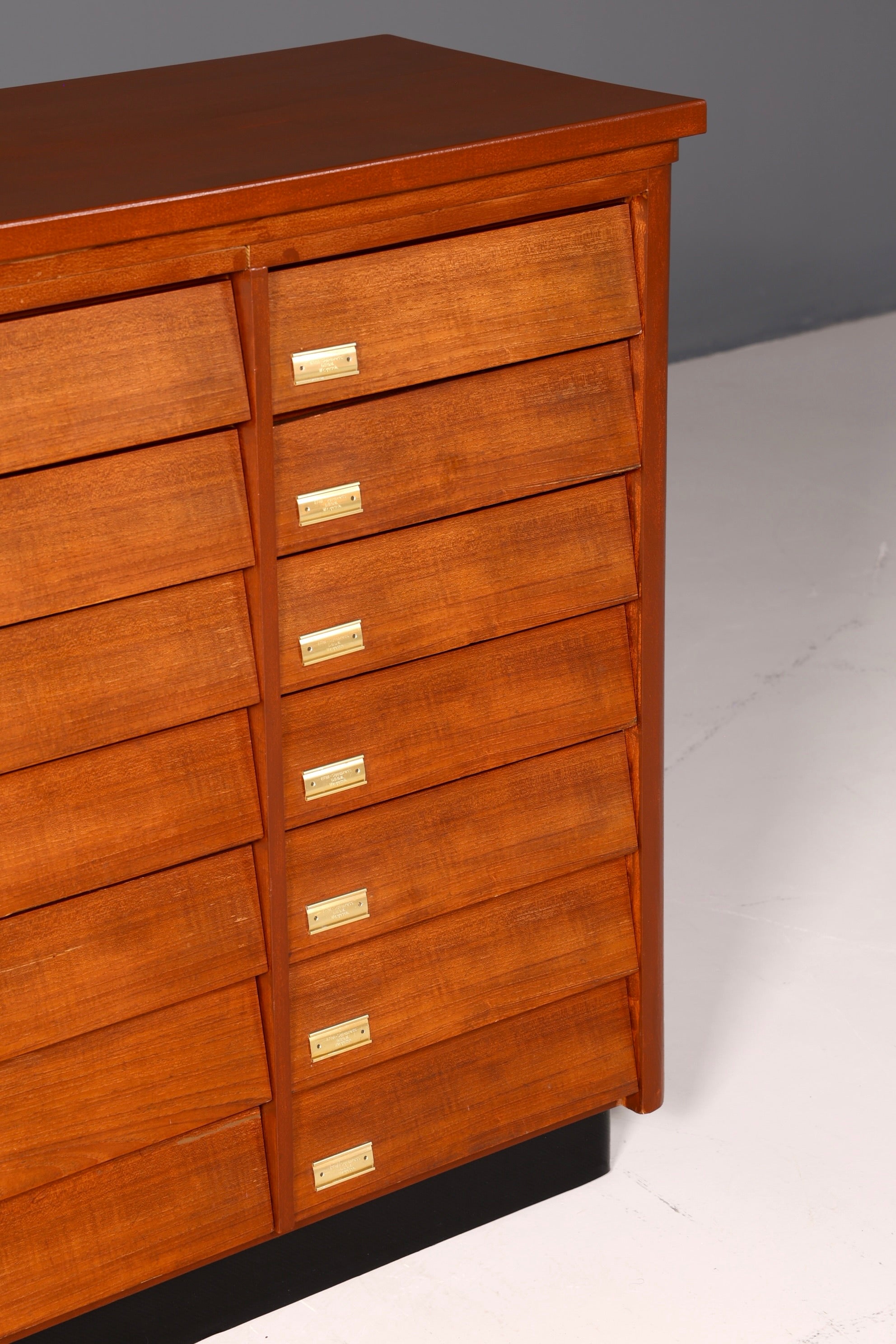 Wunderschöne XXL Mid Century Kommode Vintage Bauhaus Apotheker Schrank Retro Schubladenkommode 2 von 2