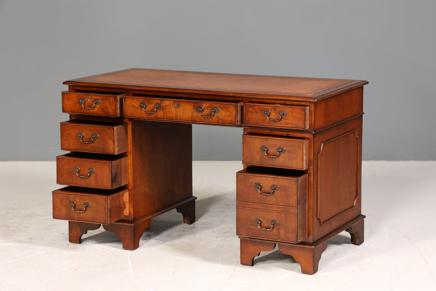 Stilvoller Englischer Schreibtisch Mahagoni Bürotisch Englisch Desk Leder Auflage