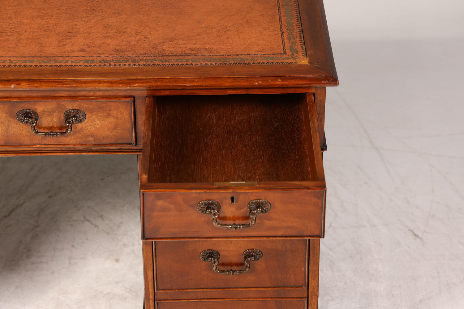 Stilvoller Englischer Schreibtisch Mahagoni Bürotisch Englisch Desk Leder Auflage