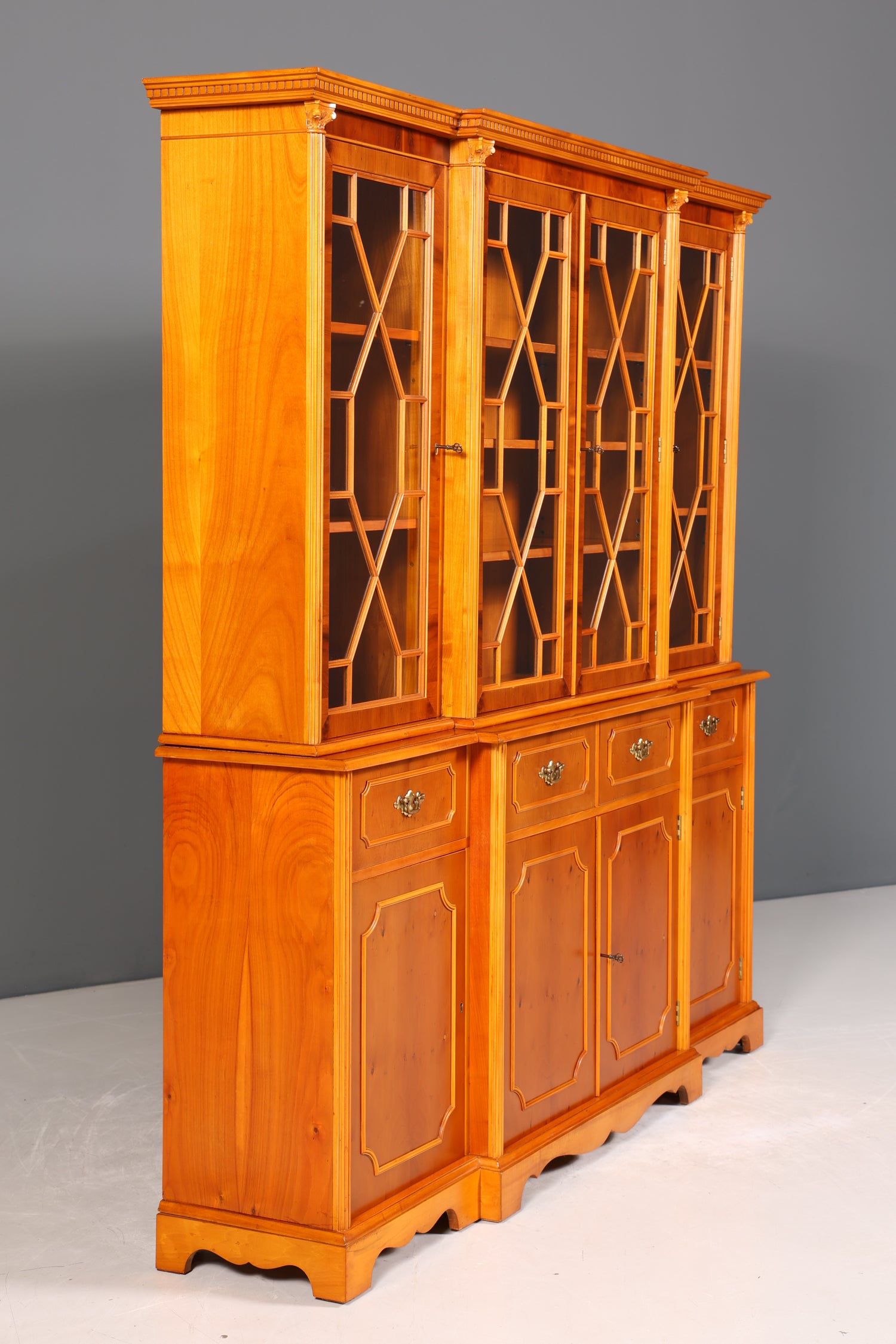 Wunderschöne Englische Vitrine Bücherschrank Buffet Antik Stil Englisch Eibe Glasvitrine Bibliothek