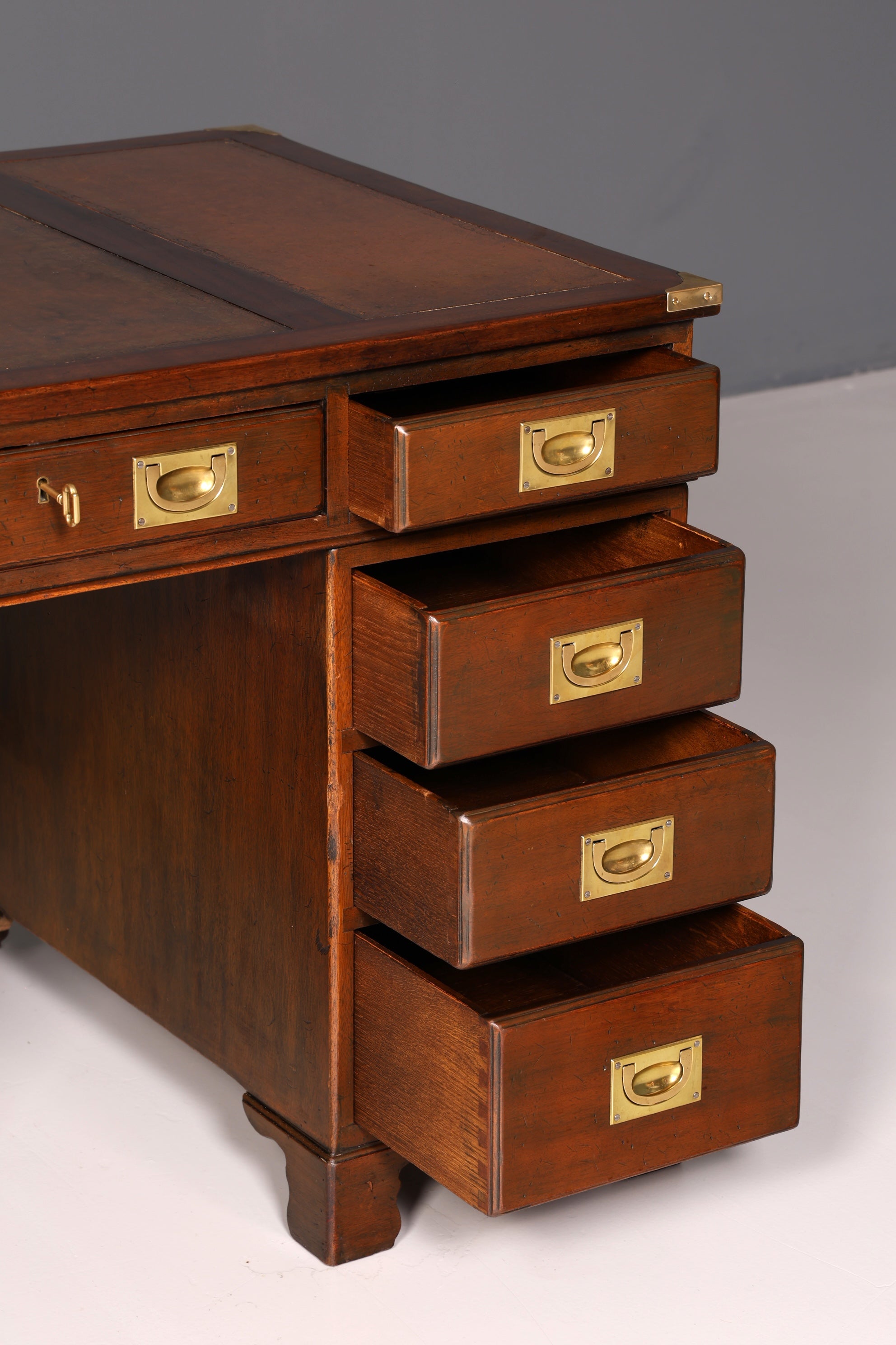 Edler Englischer Schreibtisch Military Chest Echt Lederauflage Bürotisch Office Table Maritim Antik Vintage