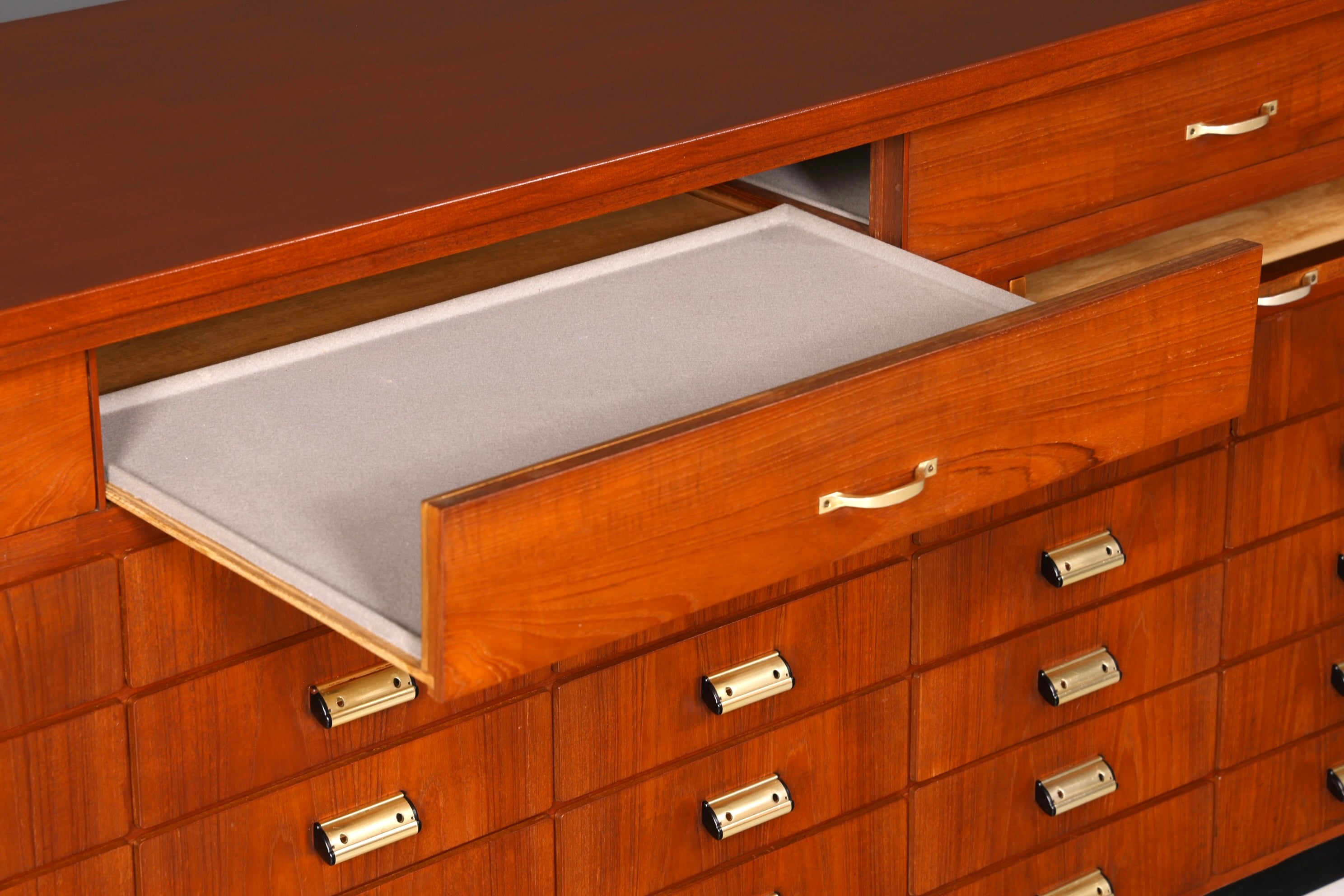 Beeindruckende XXL Mid Century Kommode Vintage Bauhaus Apotheker Schrank Retro Schubladenkommode