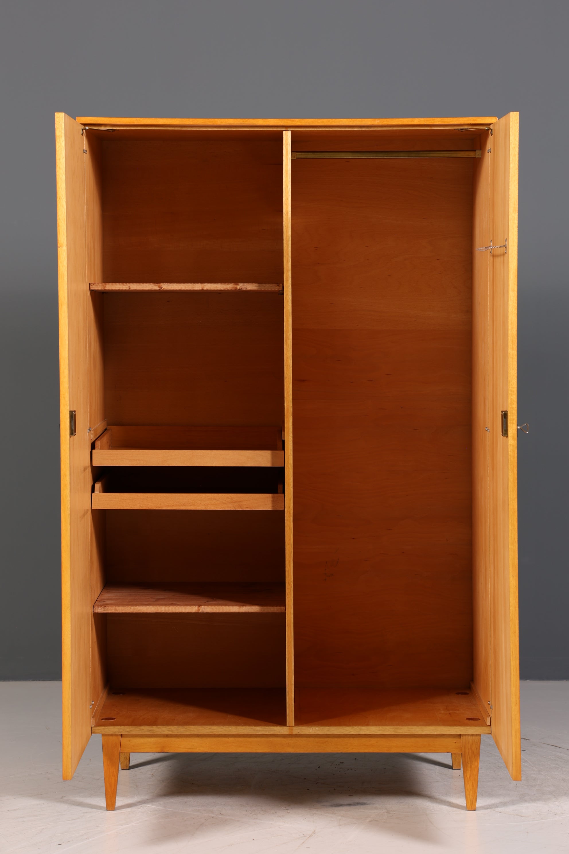 Traumhafter Mid Century Kleiderschrank Vintage Schrank Retro Wäscheschrank