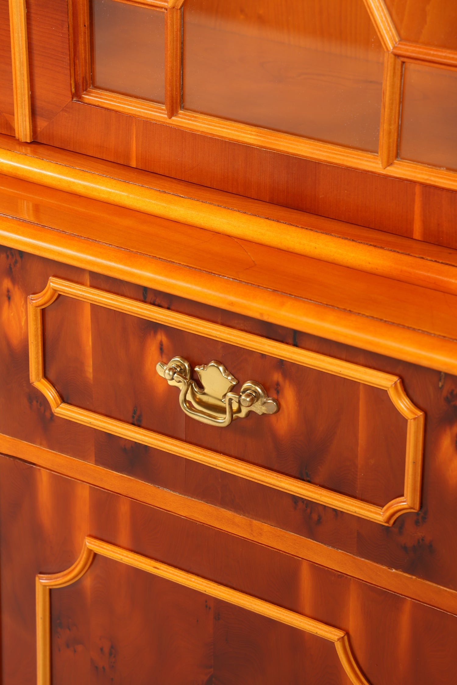 Traumhafte Englische Vitrine Bücherschrank Buffet Antik Stil Englisch Eibe Glasvitrine Bibliothek