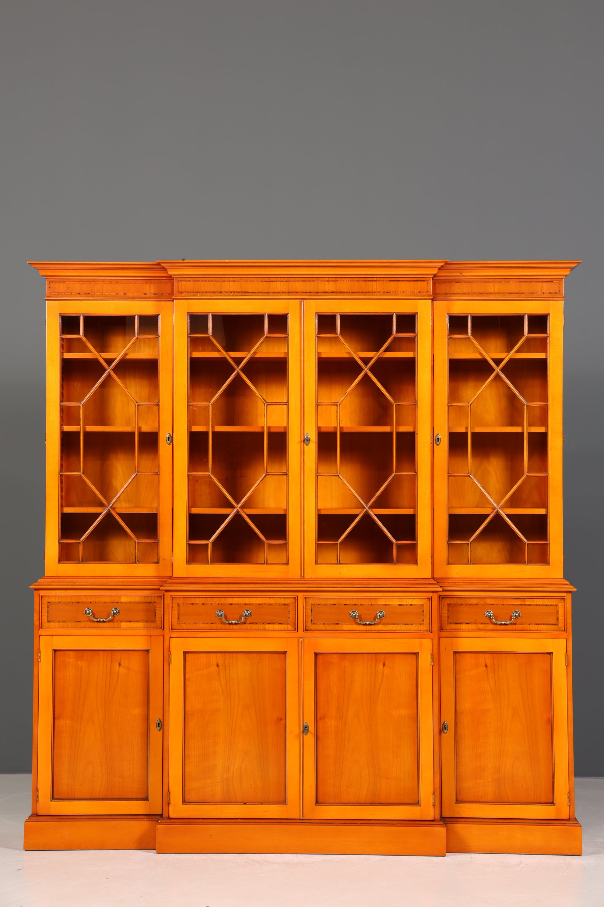 Stilvolle Englische Vitrine Bücherschrank Buffet Antik Stil Englisch Eibe Glasvitrine Bibliothek
