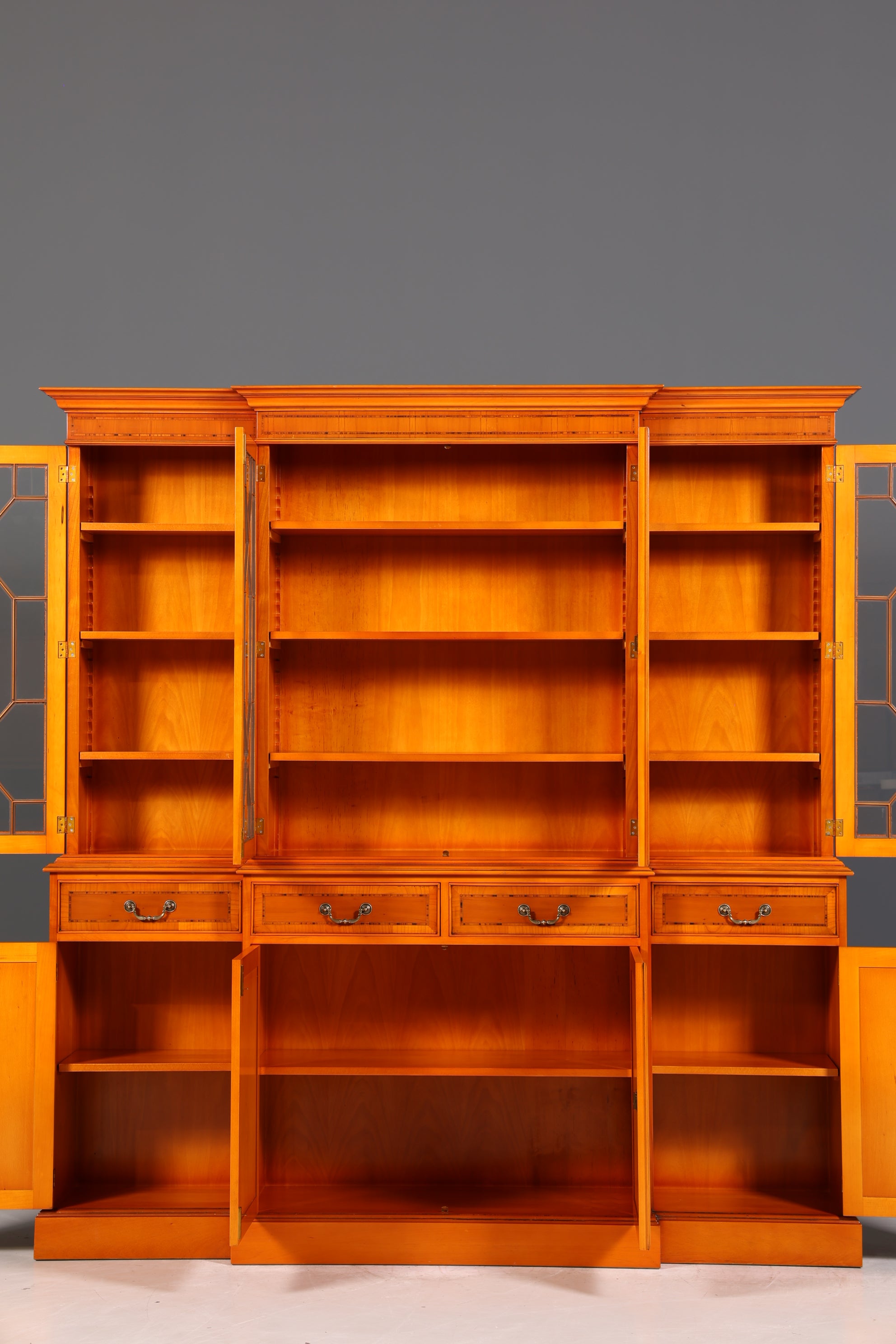 Stilvolle Englische Vitrine Bücherschrank Buffet Antik Stil Englisch Eibe Glasvitrine Bibliothek