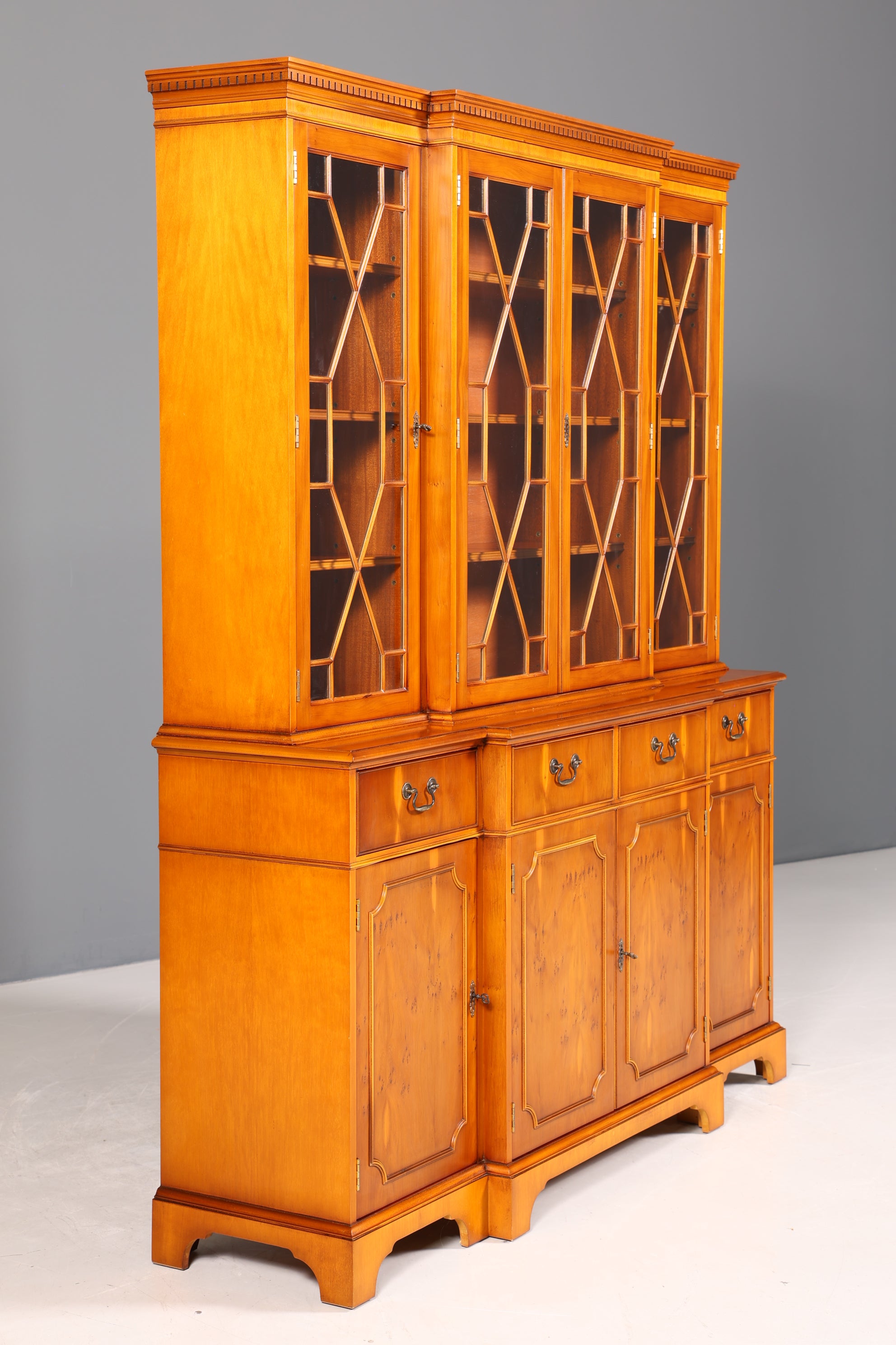 Edle Englische Vitrine Bücherschrank Buffet Antik Stil Englisch Eibe Glasvitrine Bibliothek