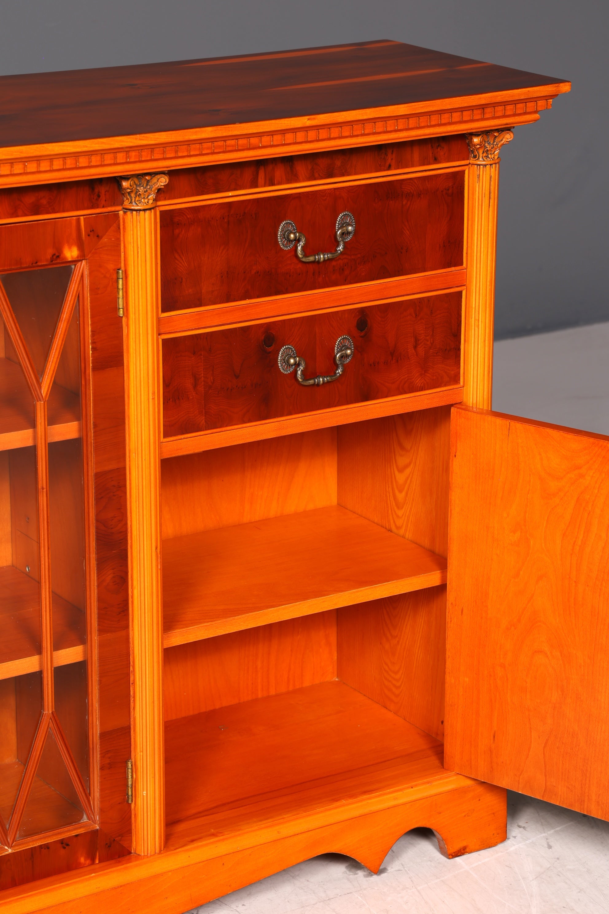 G802 Finish Wunderschöne Englische Vitrine Bücherschrank Buffet Antik Stil Englisch Eibe Glasvitrine Bibliothek (Kopie)