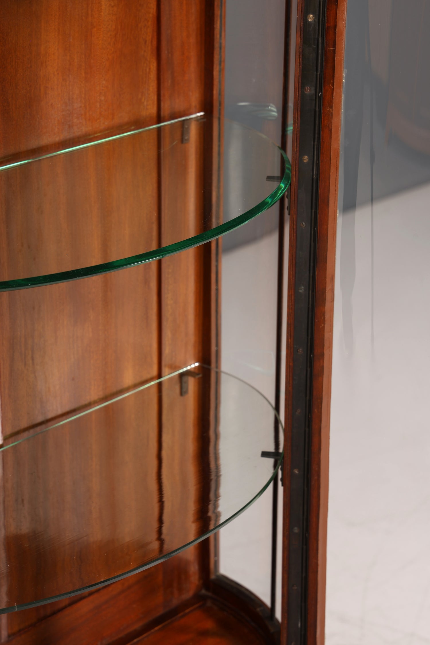 Filigrane Jugendstil Vitrine echt Holz Schrank Chippendale Antik Regal Glasvitrine