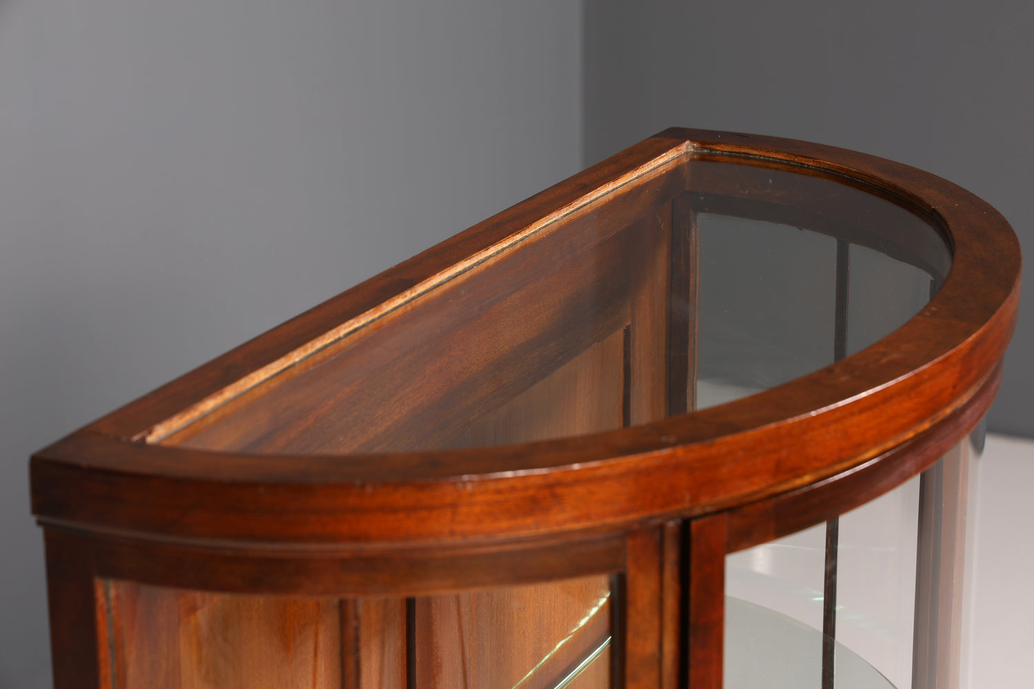 Filigrane Jugendstil Vitrine echt Holz Schrank Chippendale Antik Regal Glasvitrine