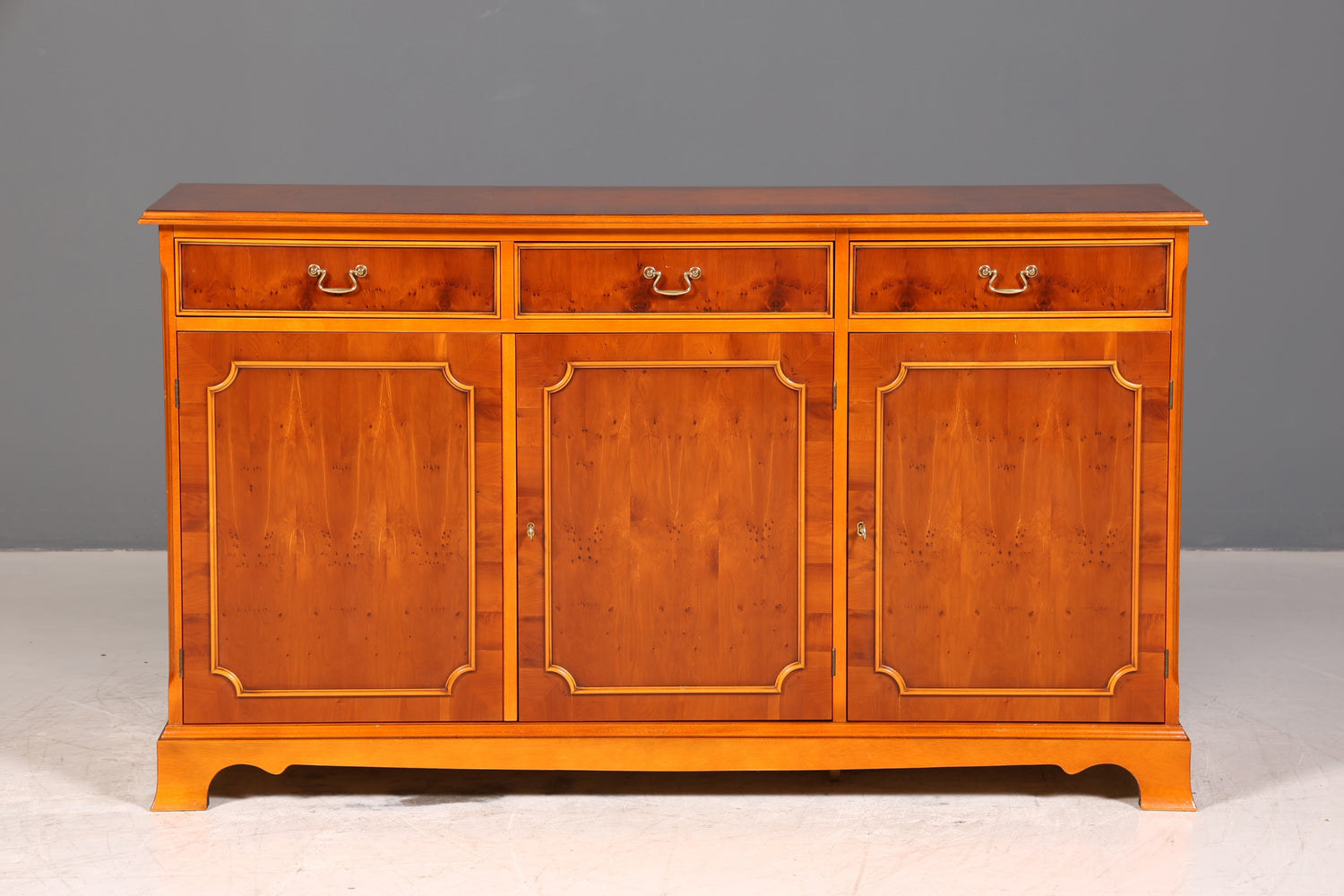 Wunderschönes Englisches Sideboard Eibe Schrank Antik Stil Buffetschrank Kommode