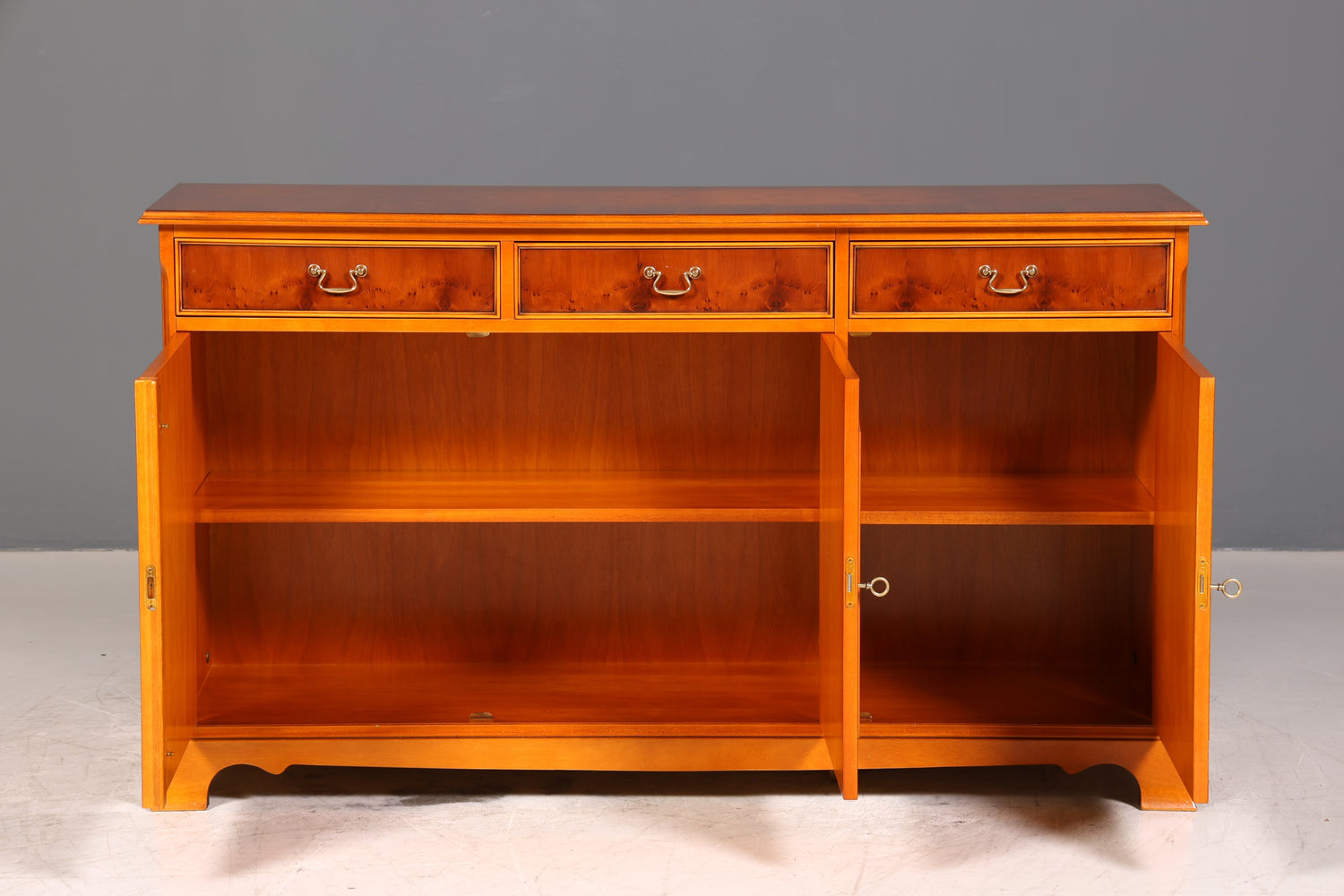 Wunderschönes Englisches Sideboard Eibe Schrank Antik Stil Buffetschrank Kommode