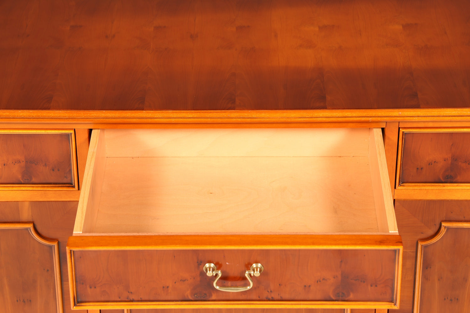 Wunderschönes Englisches Sideboard Eibe Schrank Antik Stil Buffetschrank Kommode