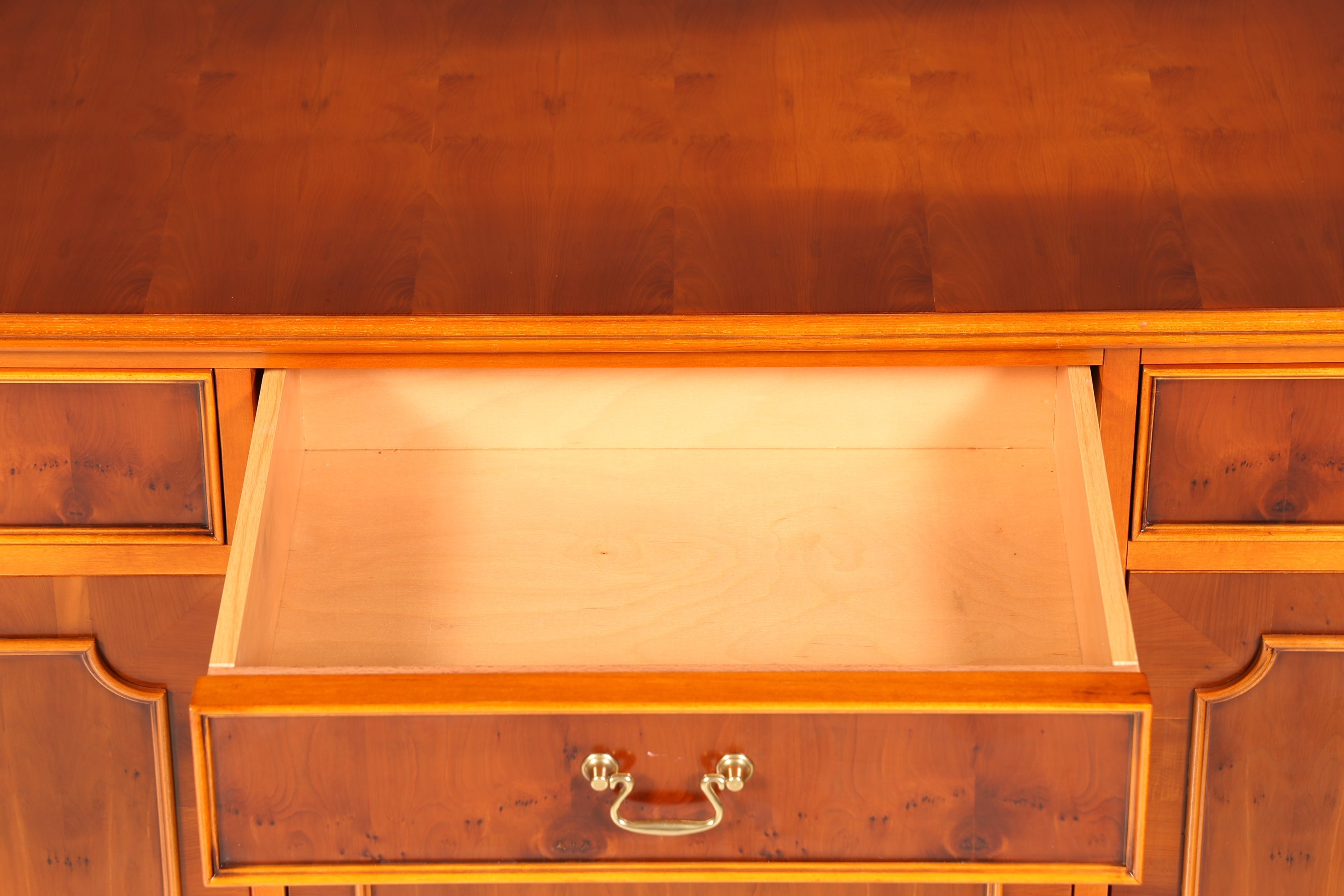 Wunderschönes Englisches Sideboard Eibe Schrank Antik Stil Buffetschrank Kommode