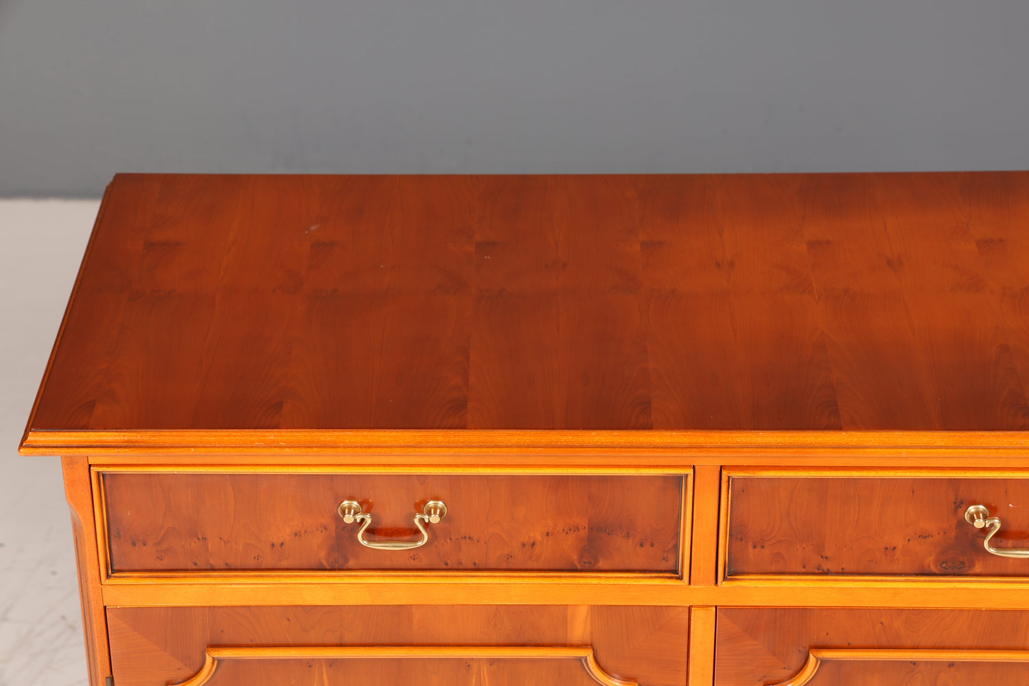 Wunderschönes Englisches Sideboard Eibe Schrank Antik Stil Buffetschrank Kommode
