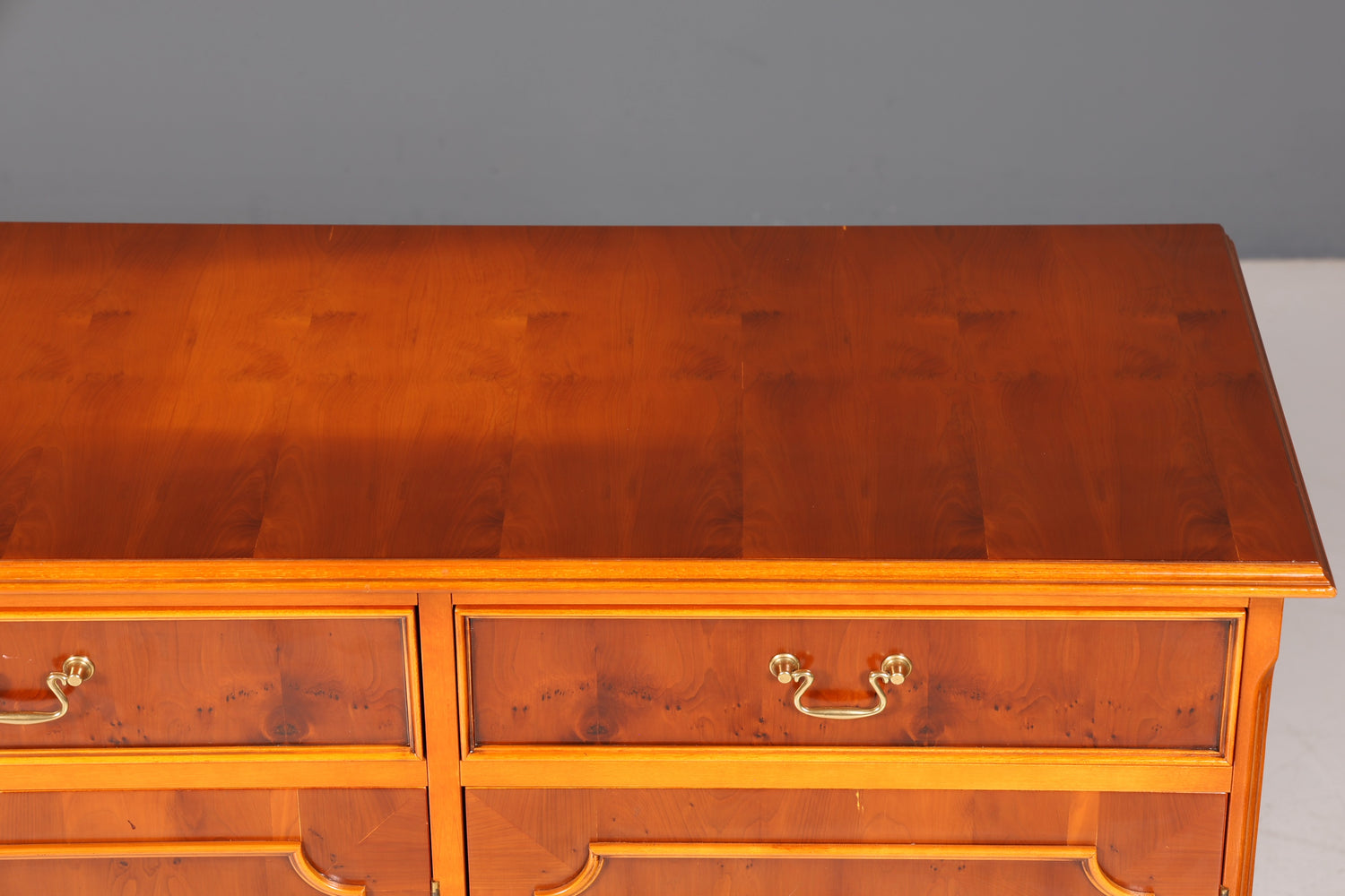 Wunderschönes Englisches Sideboard Eibe Schrank Antik Stil Buffetschrank Kommode