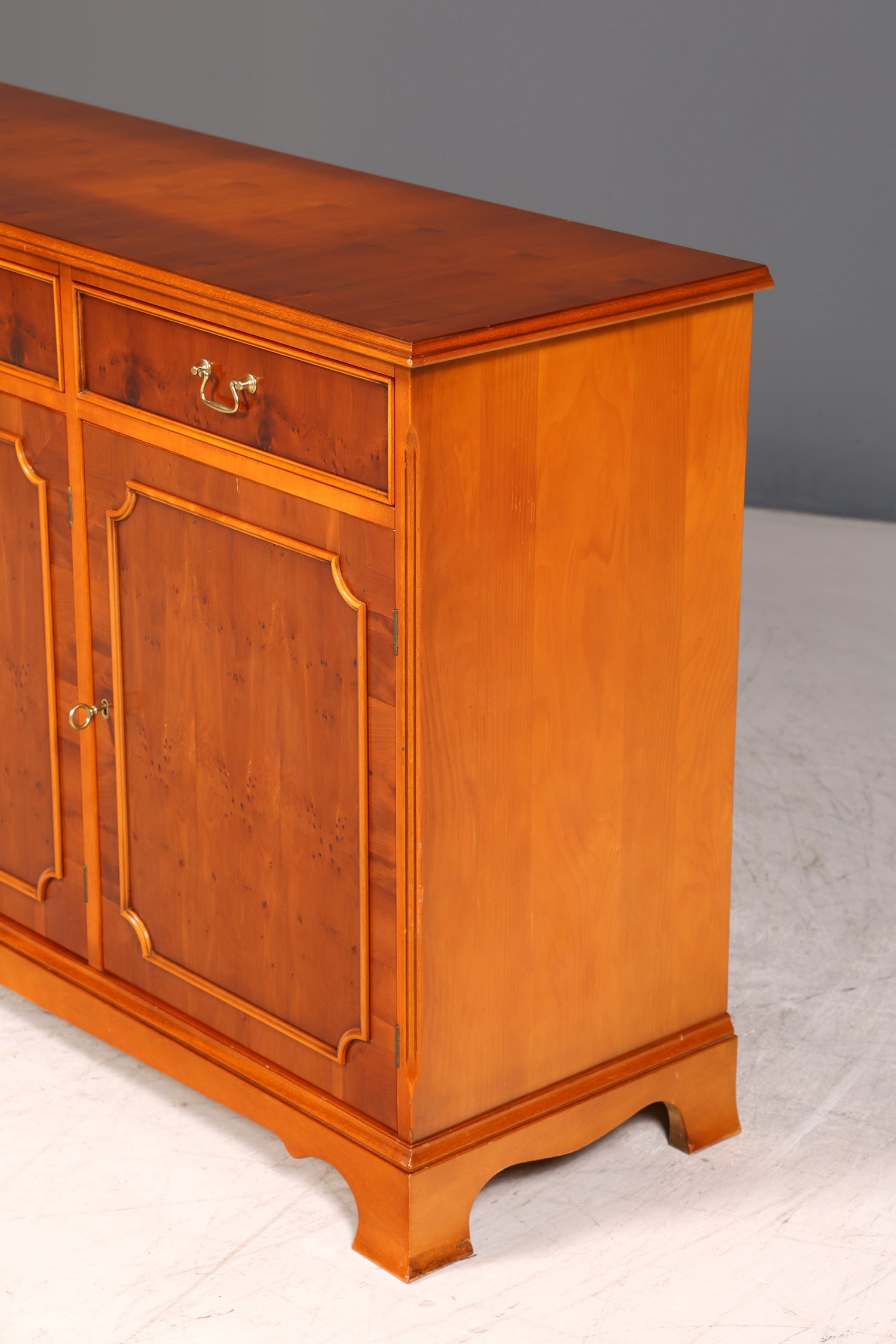 Wunderschönes Englisches Sideboard Eibe Schrank Antik Stil Buffetschrank Kommode