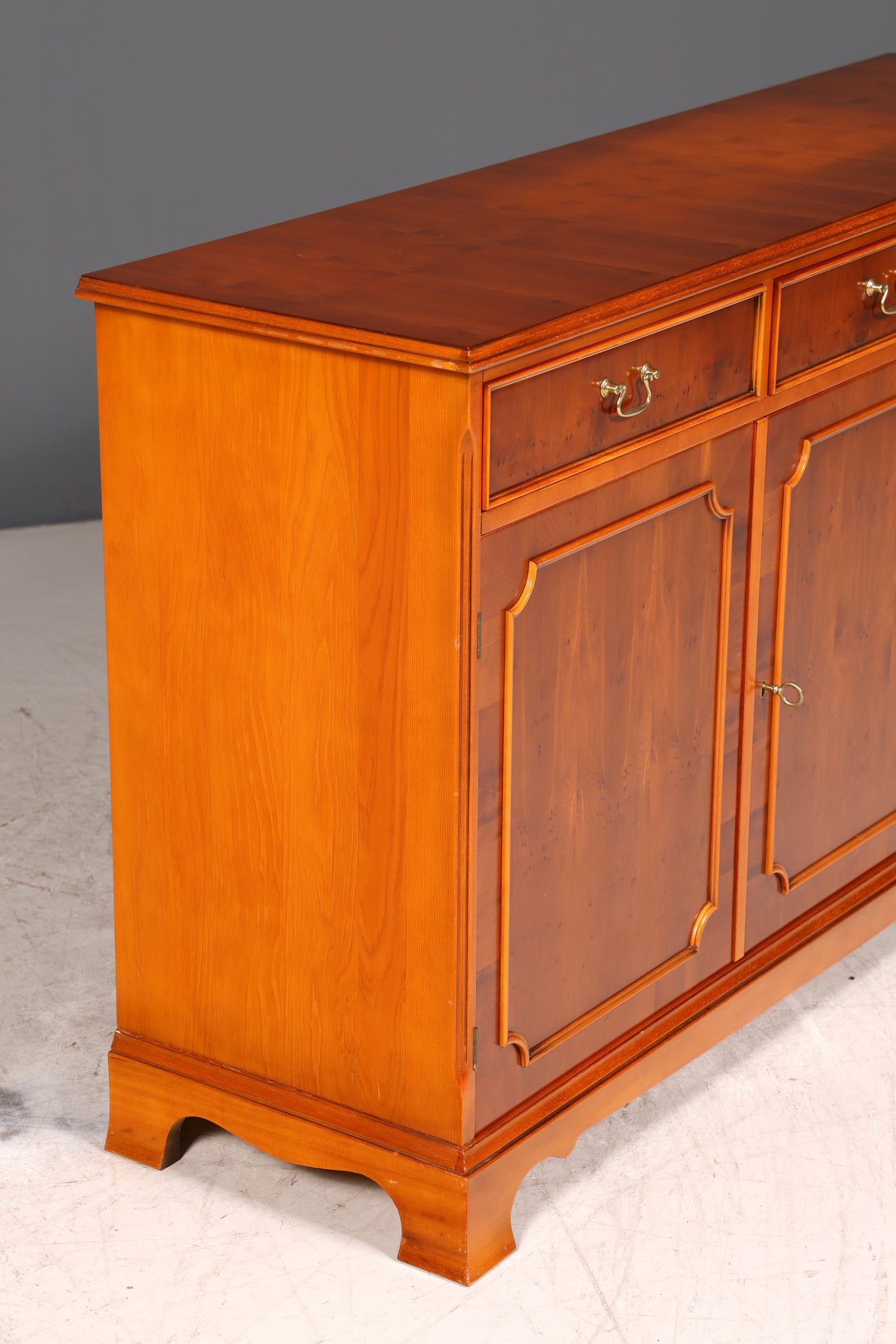 Wunderschönes Englisches Sideboard Eibe Schrank Antik Stil Buffetschrank Kommode