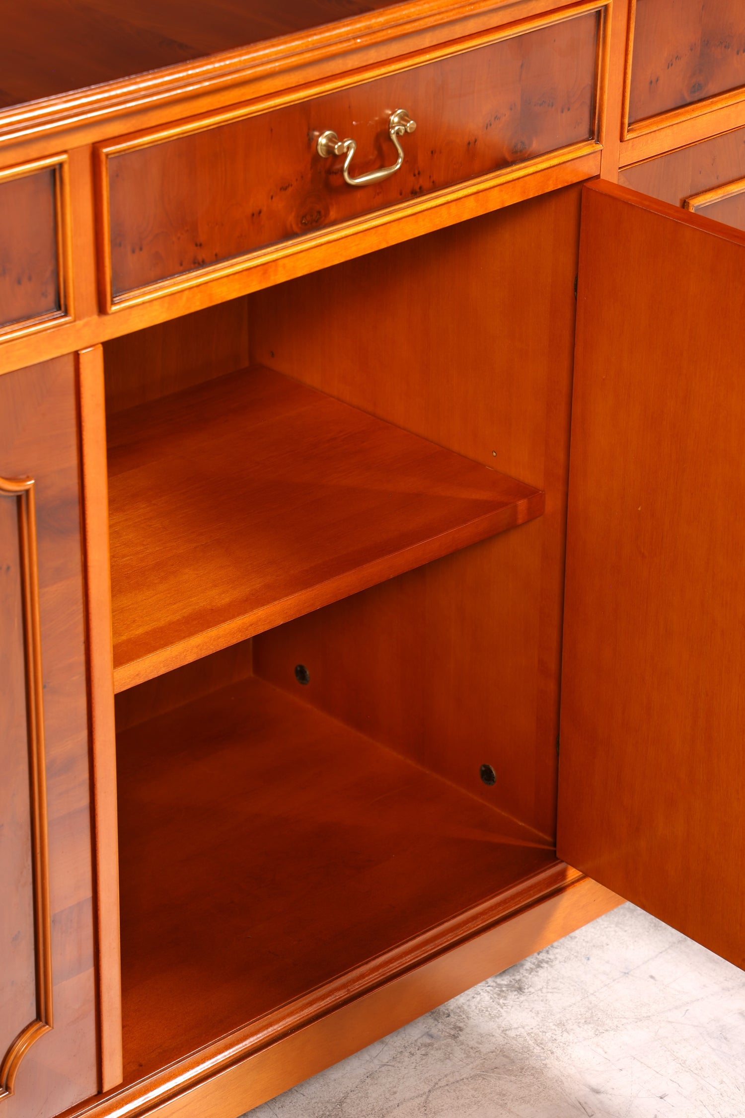 Wunderschönes Englisches Sideboard Eibe Schrank Antik Stil Buffetschrank Kommode