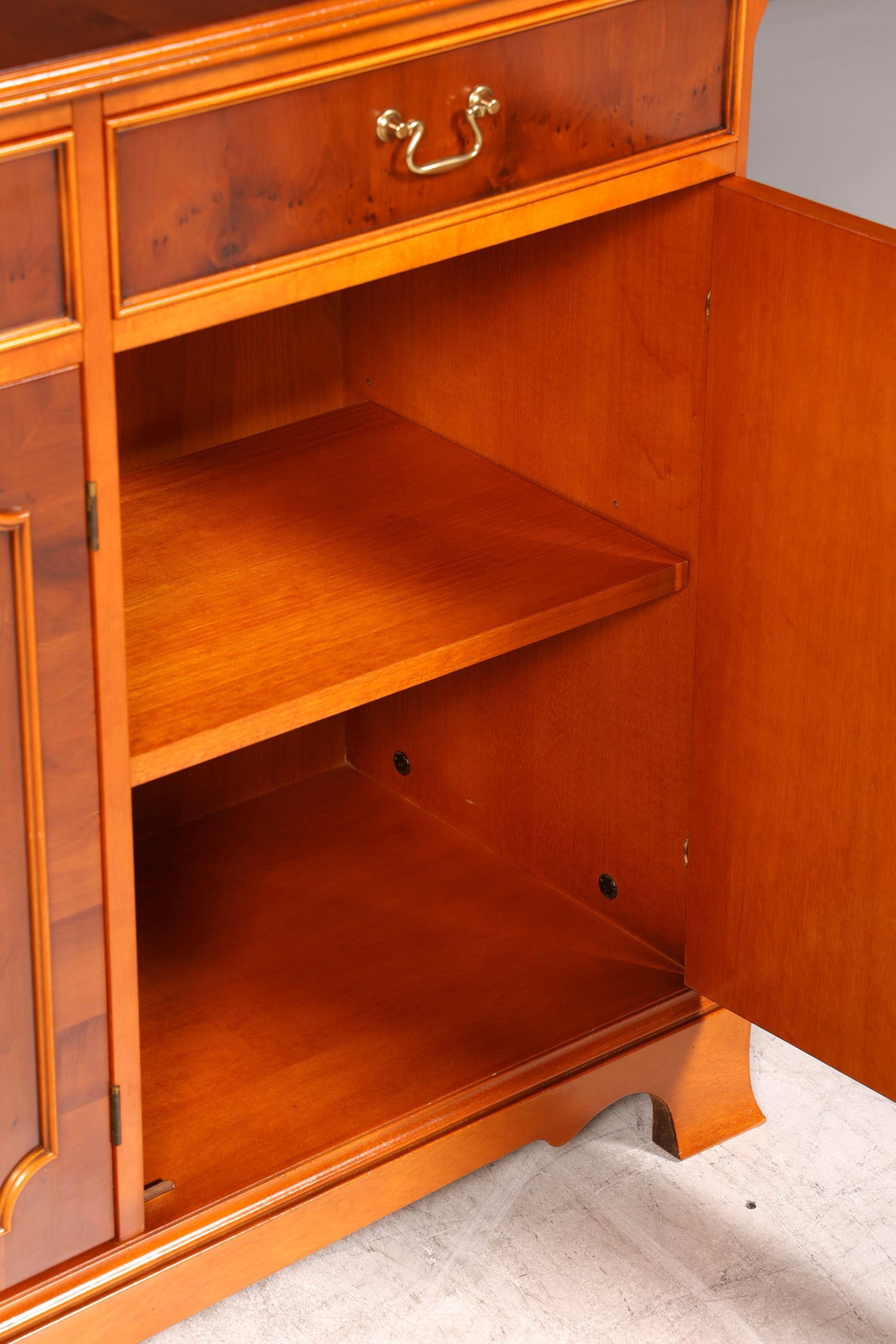 Wunderschönes Englisches Sideboard Eibe Schrank Antik Stil Buffetschrank Kommode