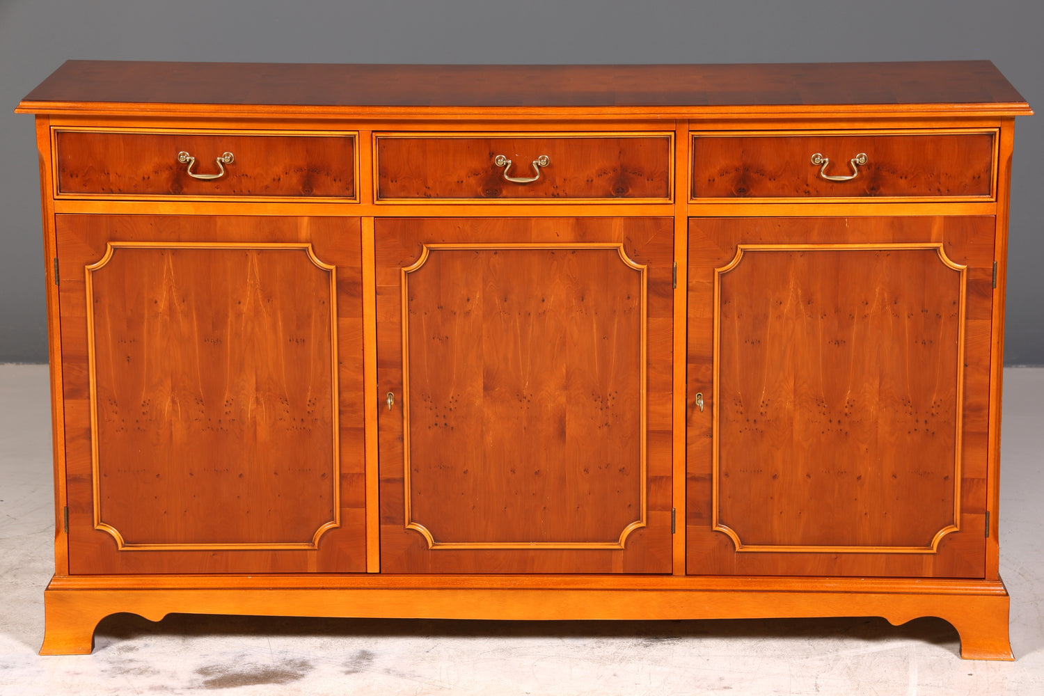 Wunderschönes Englisches Sideboard Eibe Schrank Antik Stil Buffetschrank Kommode