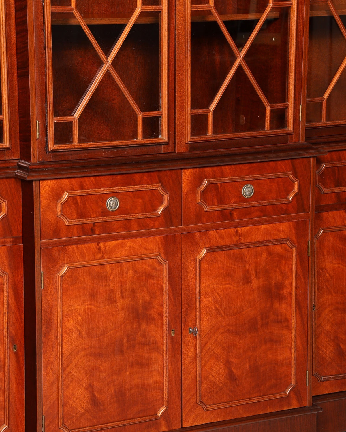 Hauptstadt Möblerei englische Vitrine aus Holz mit verglasten Sprossentüren und Unterschrank im antiken Stil