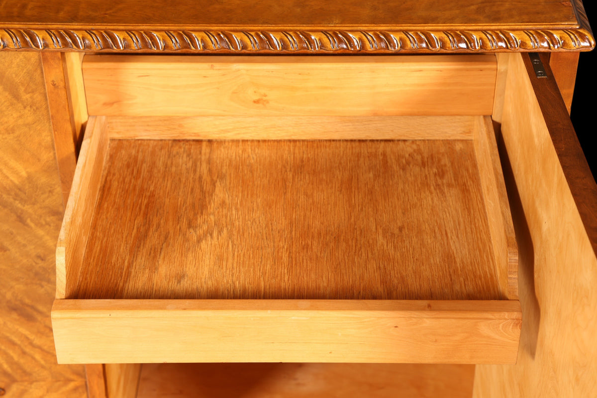 Hauptstadt Möblerei Art Deco Schrank aus Massivholz mit ausgezogenem Schubfach und detaillierter Holzmaserung