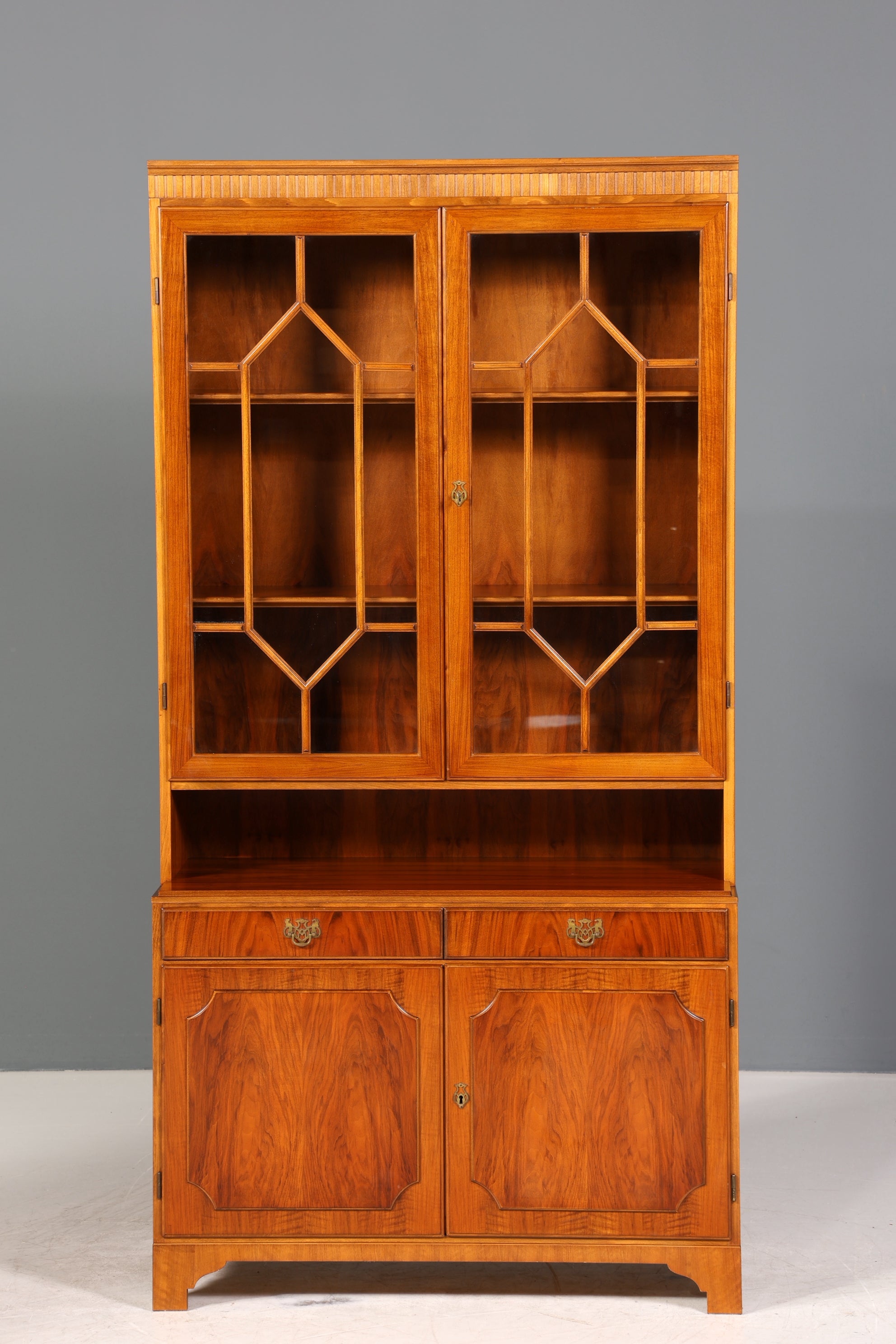 Wunderschöne Vitrine im englischen Stil Bibliothek Bücherschrank UK Buffet Schrank 60s Jahre