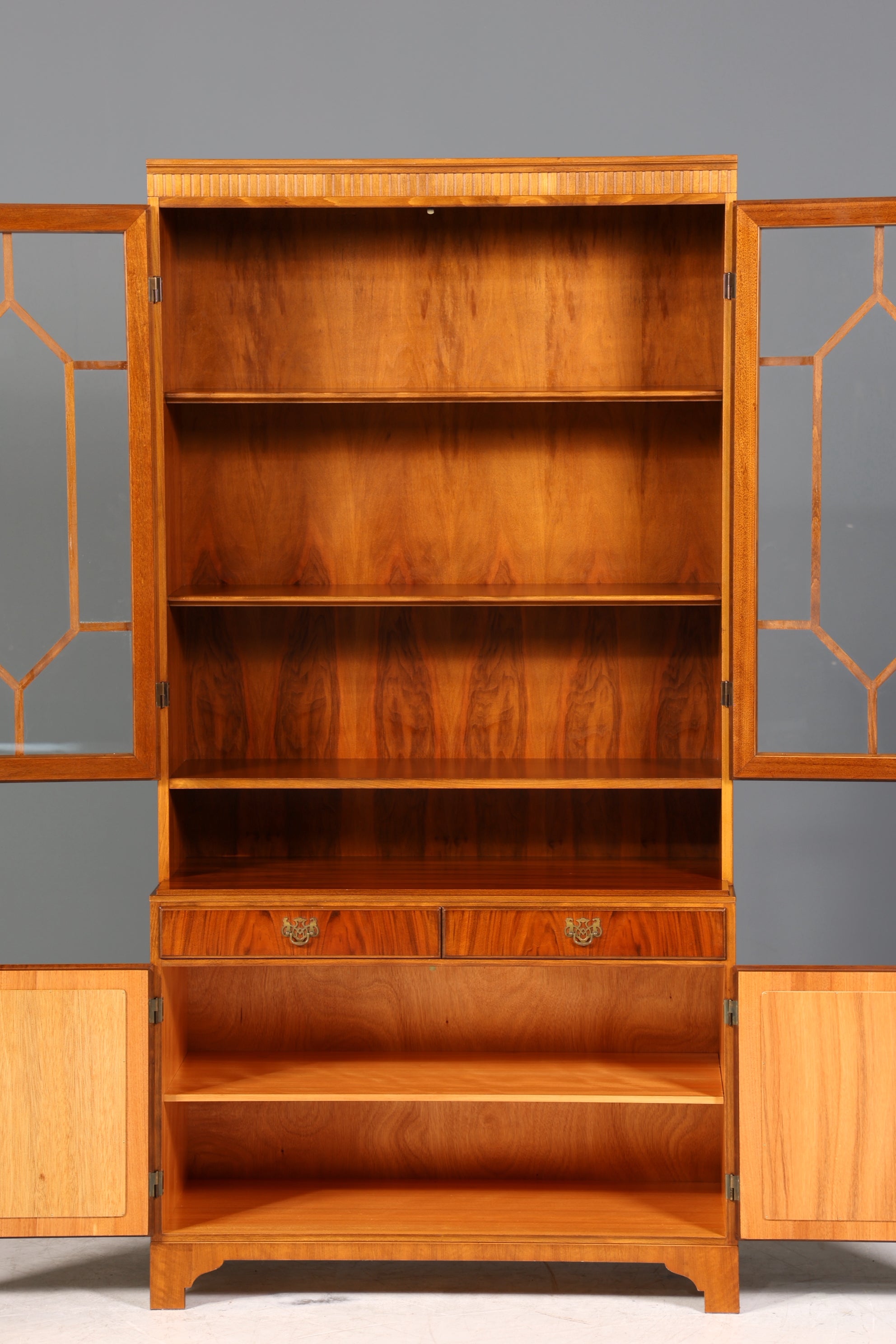 Wunderschöne Vitrine im englischen Stil Bibliothek Bücherschrank UK Buffet Schrank 60s Jahre