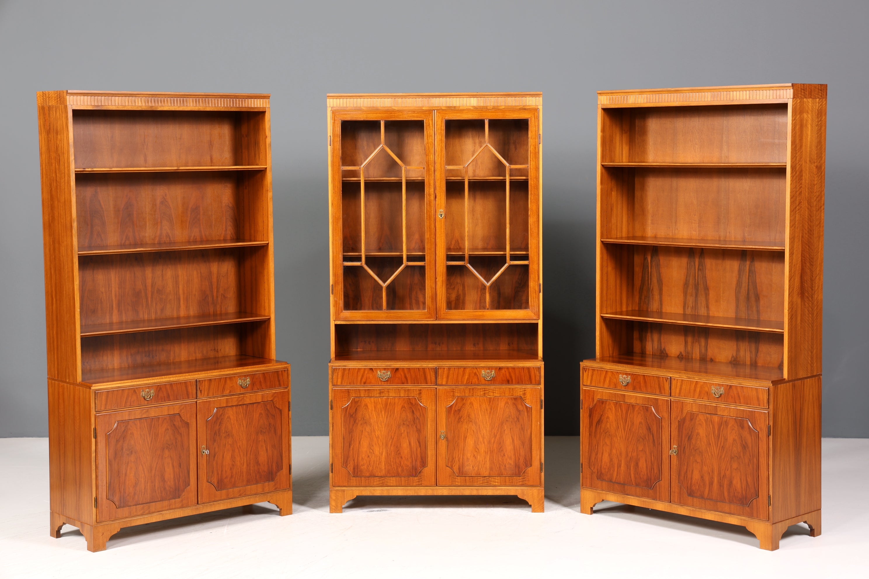 Wunderschöne Vitrine im englischen Stil Bibliothek Bücherschrank UK Buffet Schrank 60s Jahre