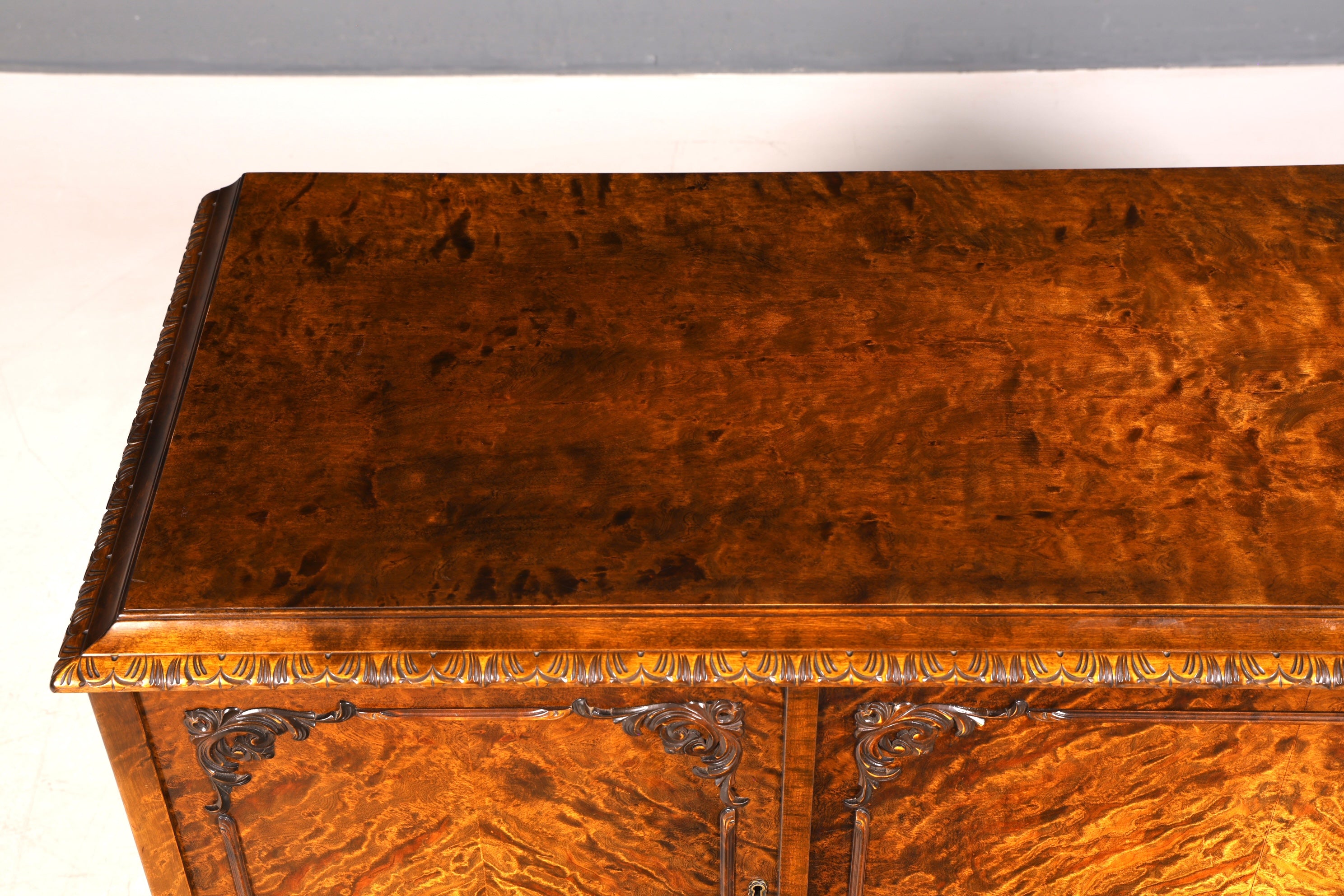 Traumhaftes Chippendale Sideboard Kommode Barock Stil Massivholz TV Schrank Antik