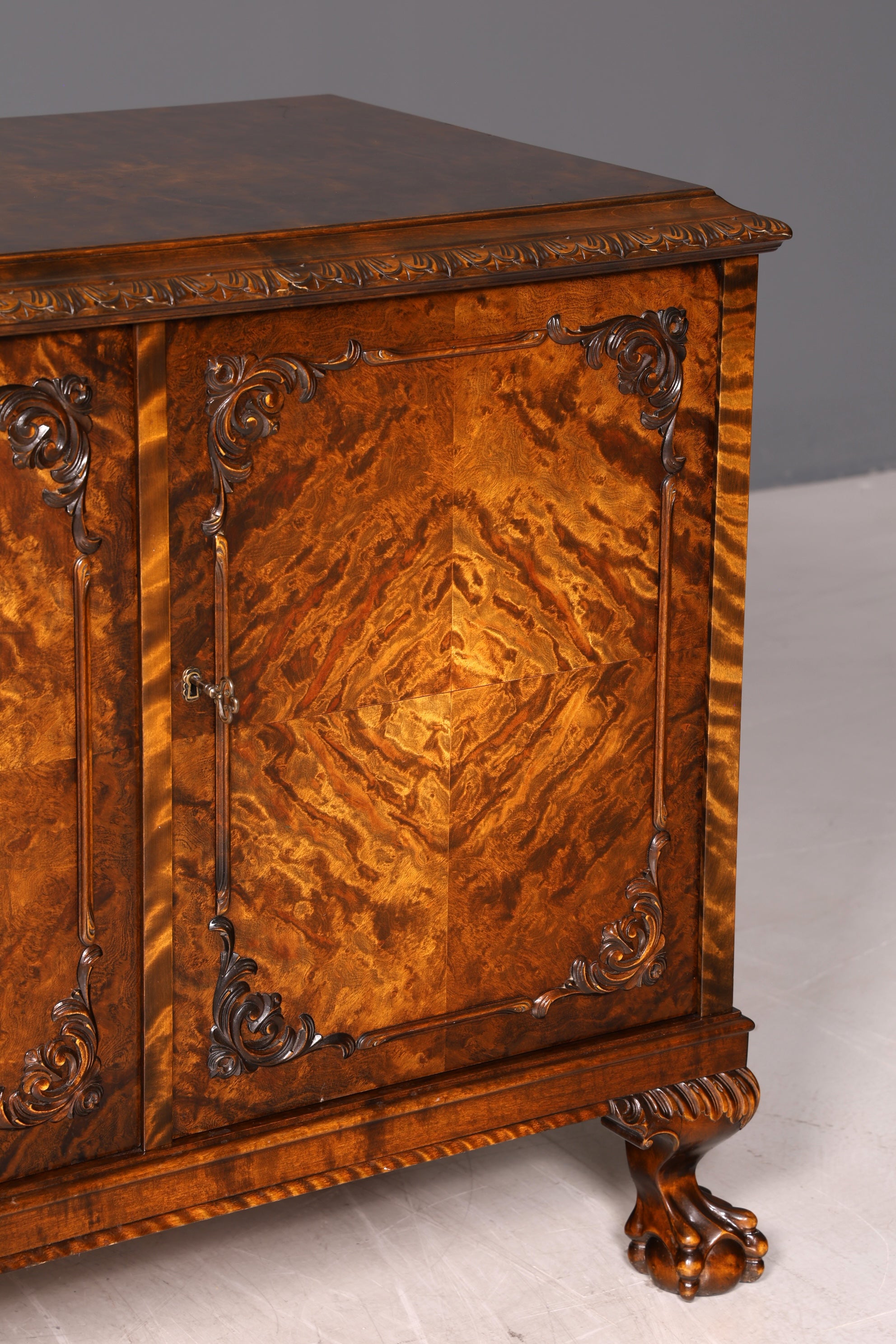 Traumhaftes Chippendale Sideboard Kommode Barock Stil Massivholz TV Schrank Antik