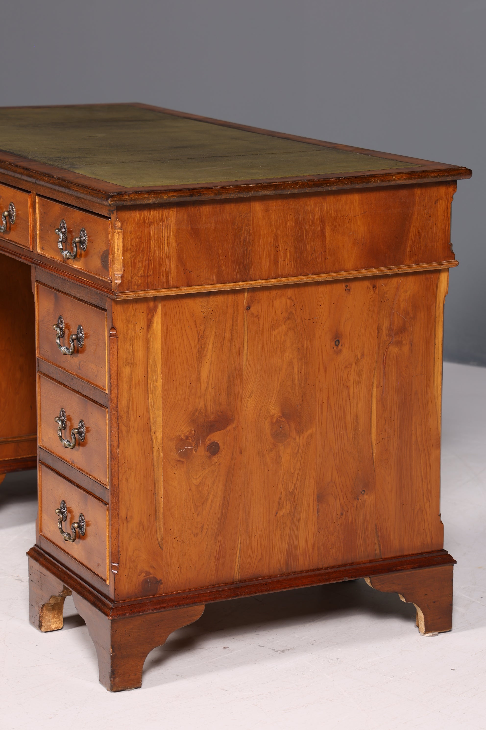 Wunderschöner Englischer Schreibtisch echt Lederauflage Bürotisch Eibe Antik Stil Office Desk